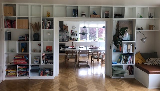 Stor platsbyggd hylla