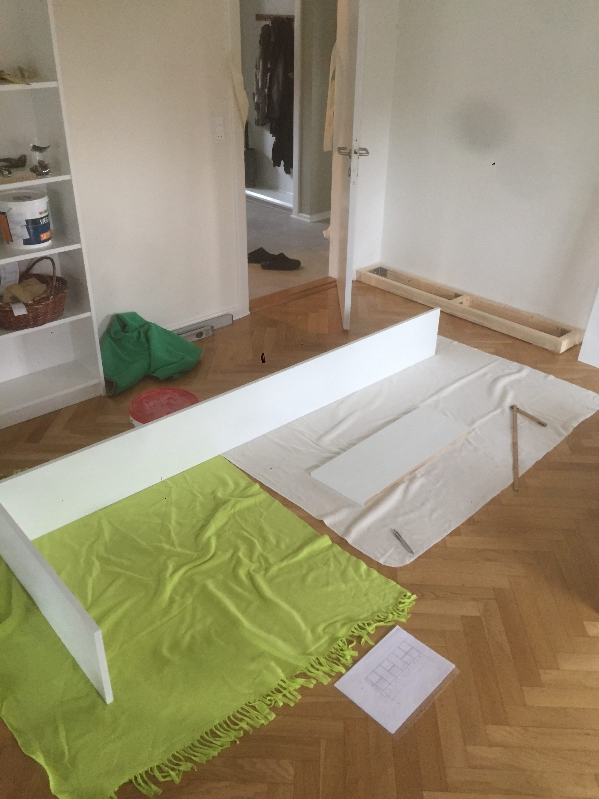 Stor innebygd bokhylle