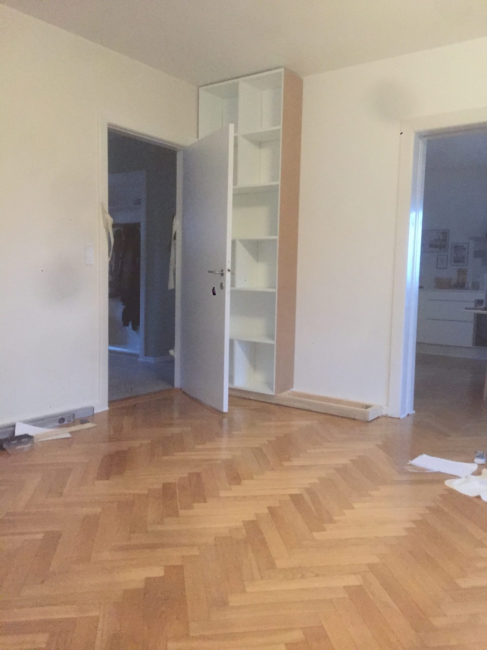 Stor innebygd bokhylle