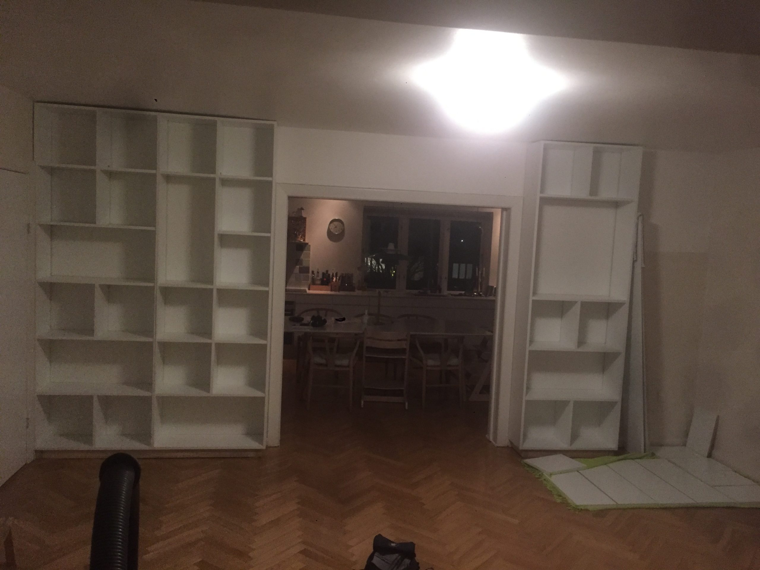 Stor innebygd bokhylle