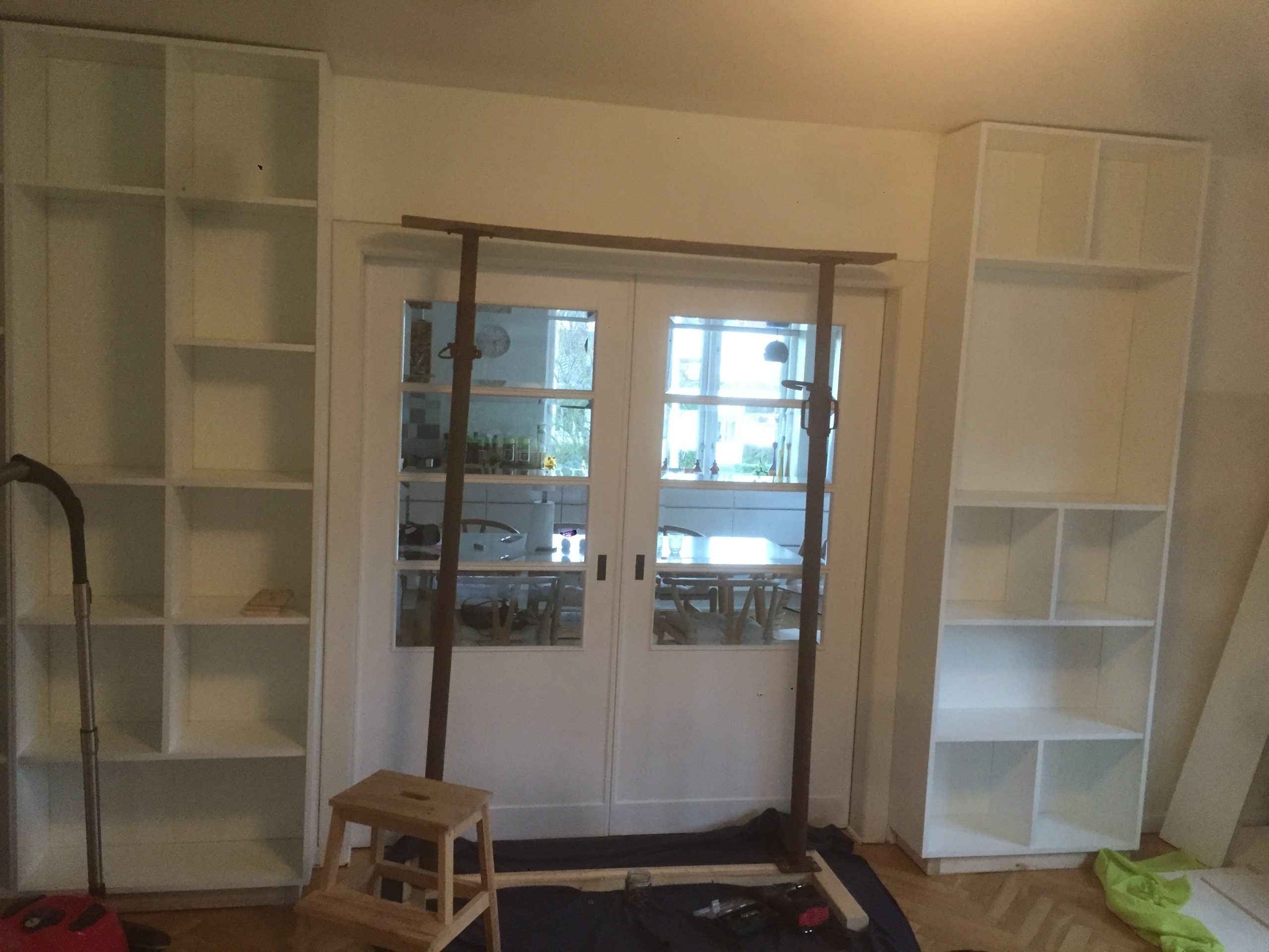 Stor innebygd bokhylle