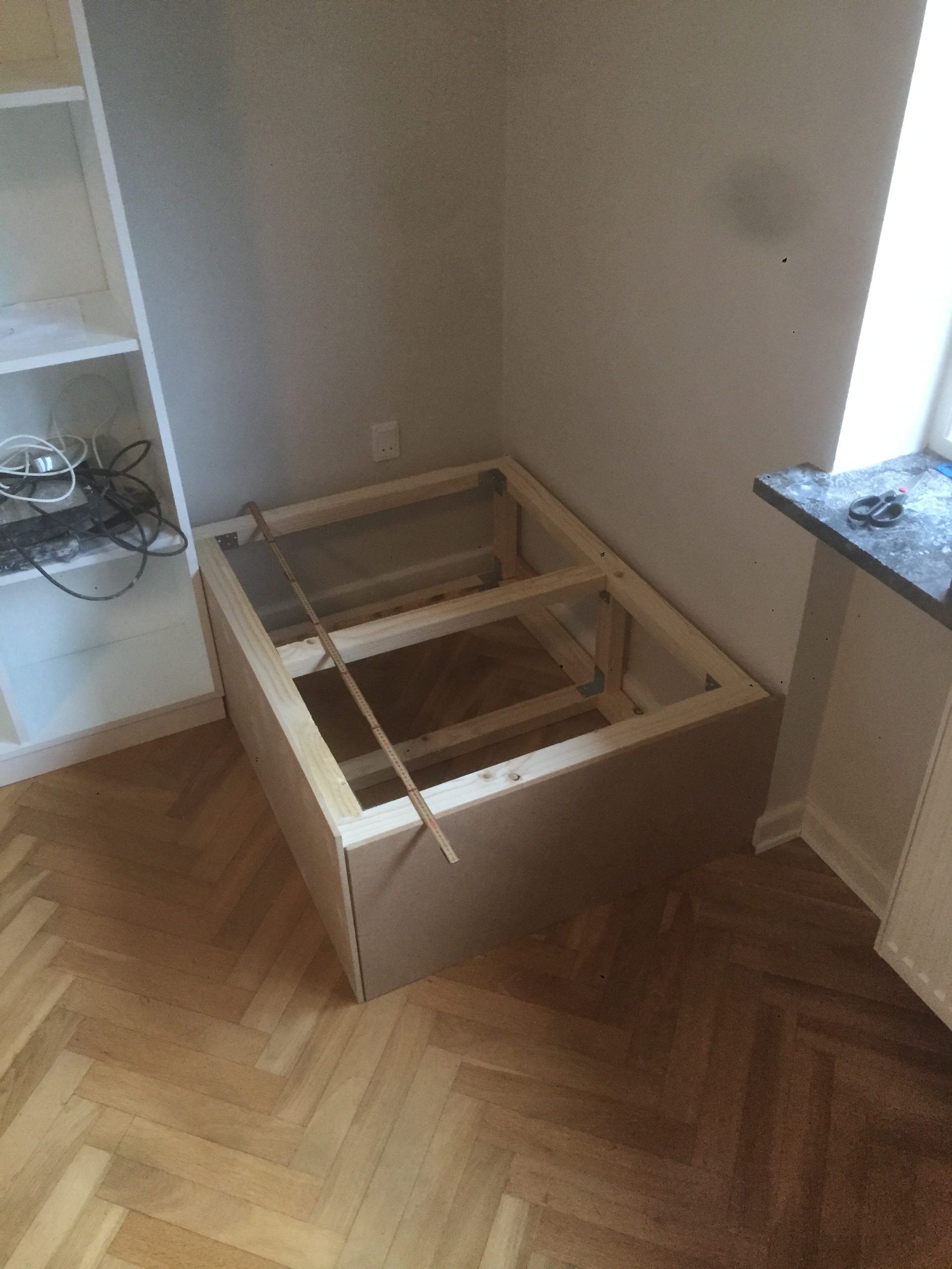 Stor innebygd bokhylle