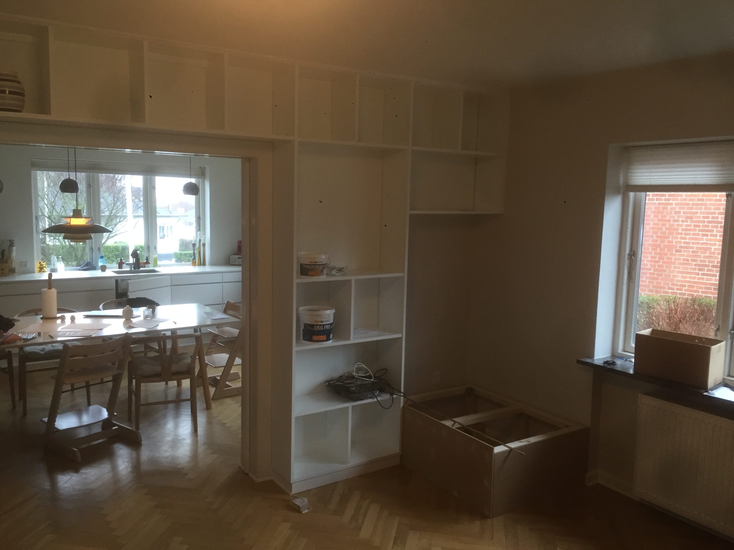 Stor innebygd bokhylle