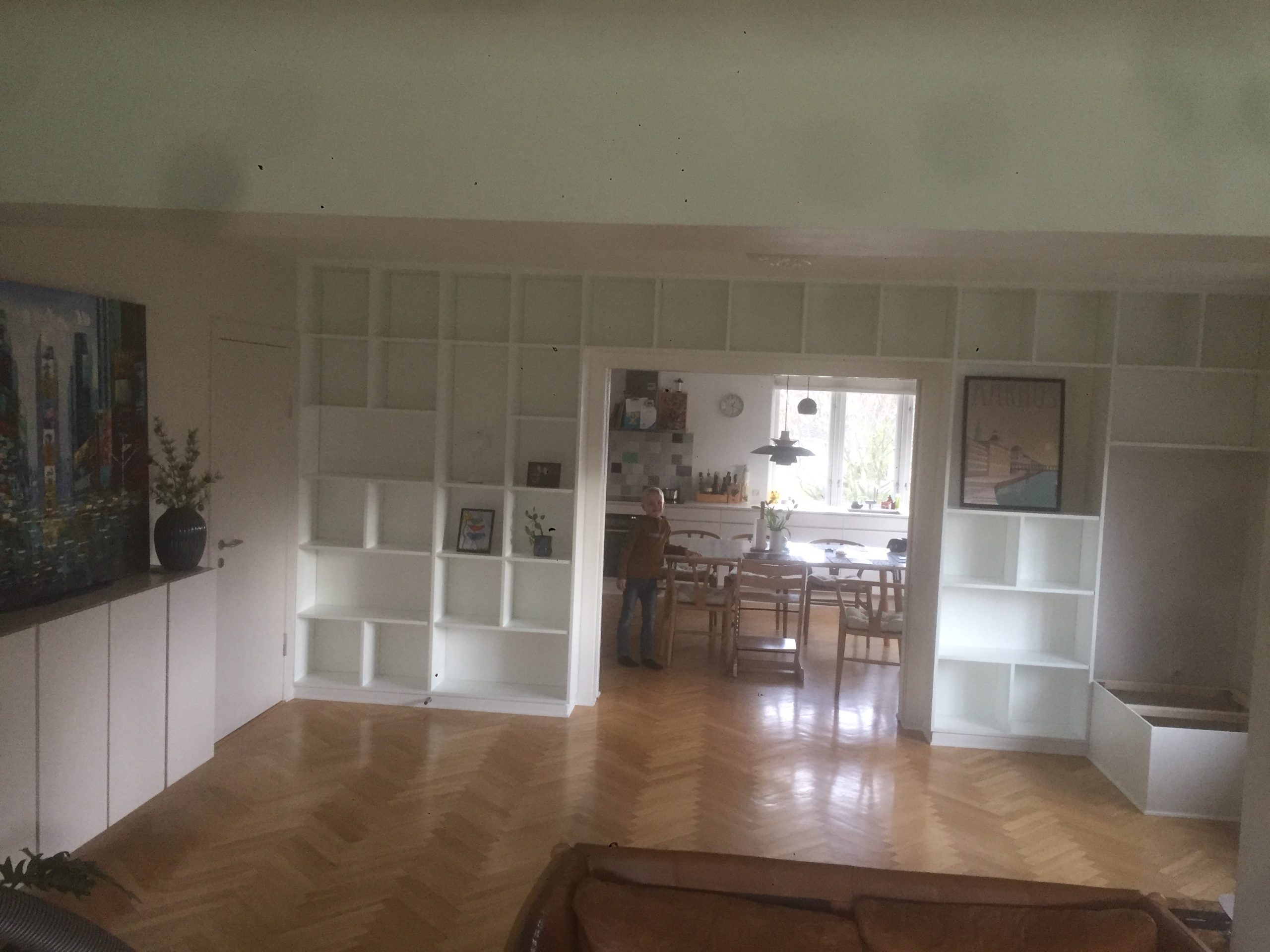 Stor innebygd bokhylle