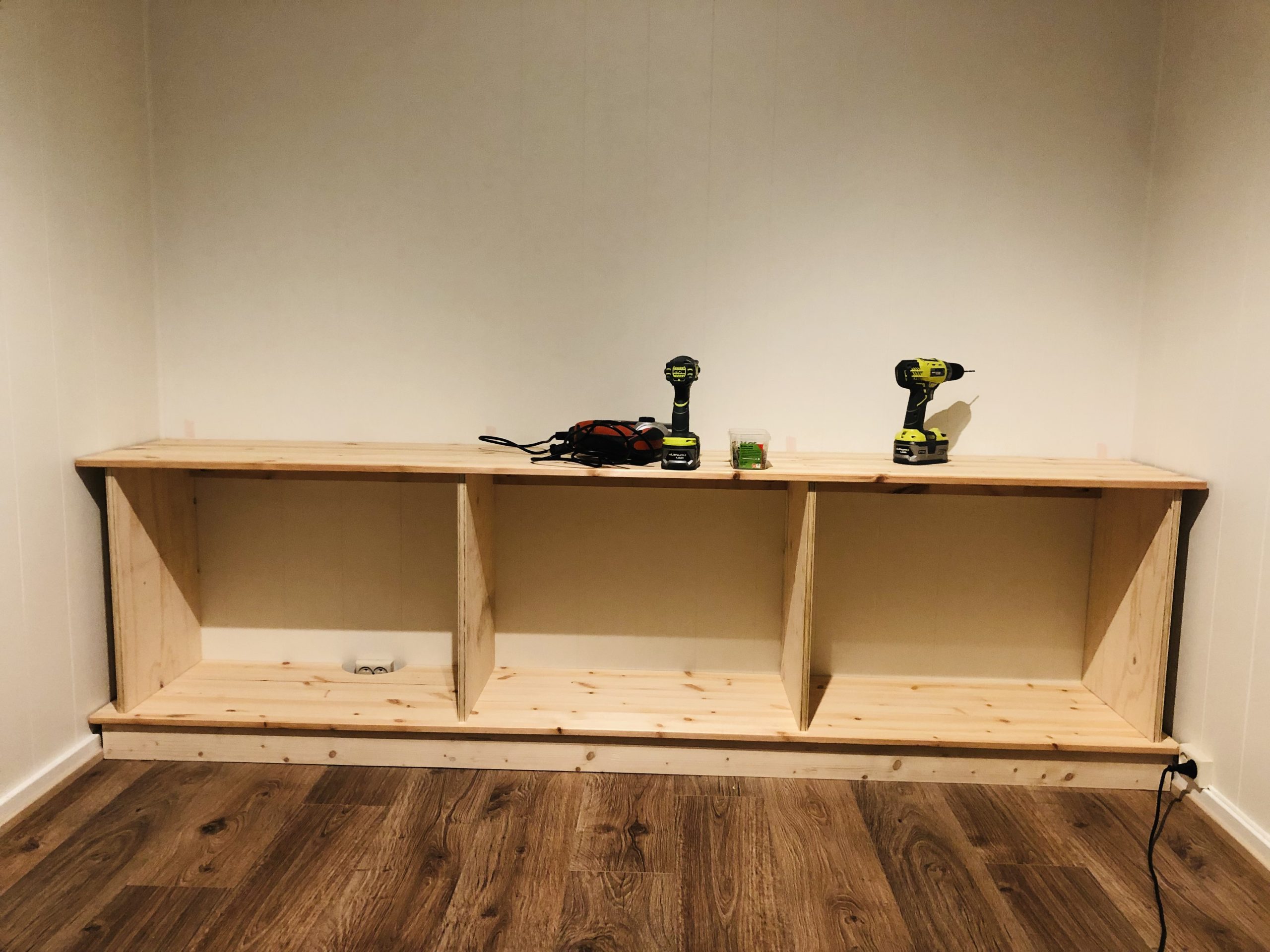 Bokhylle med innebygd lys