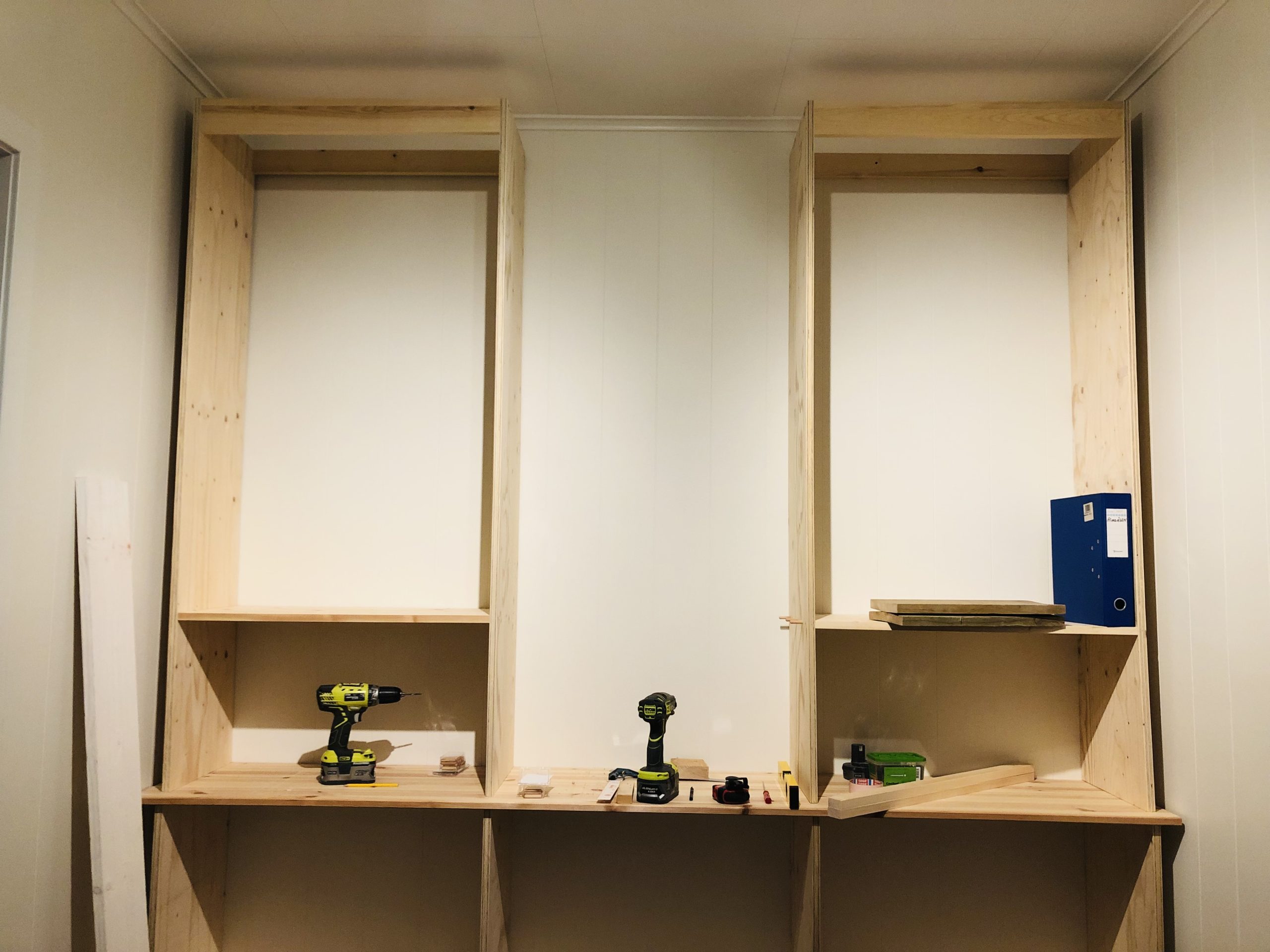 Bokhylle med innebygd lys