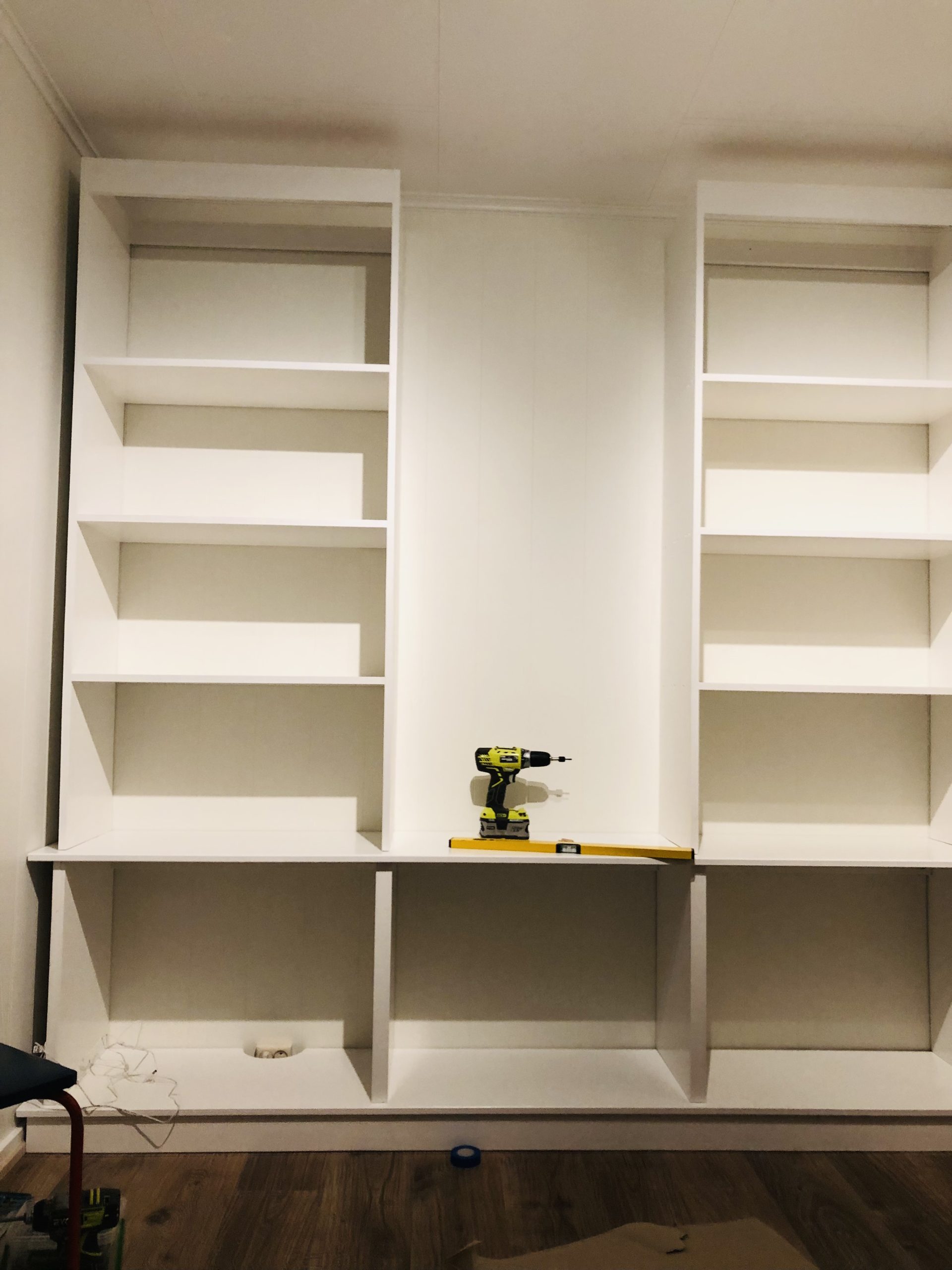 Bokhylle med innebygd lys