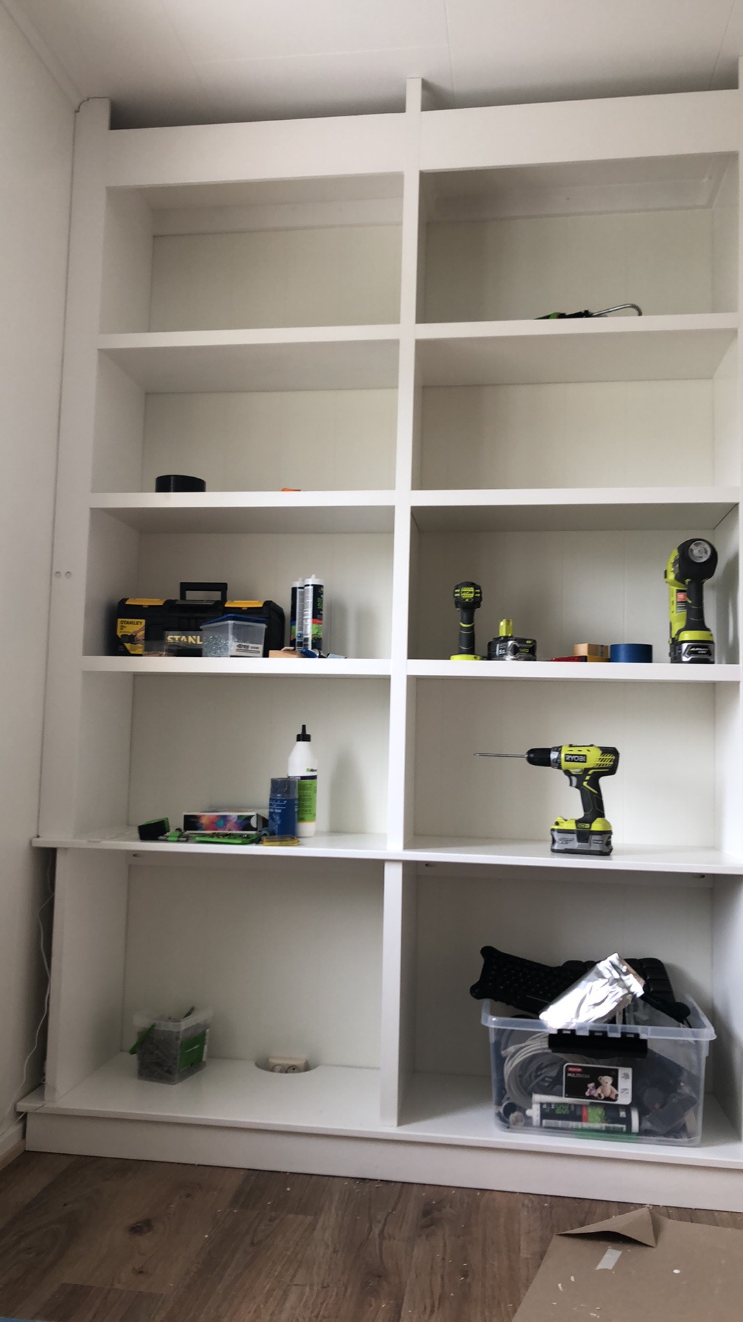 Bokhylle med innebygd lys