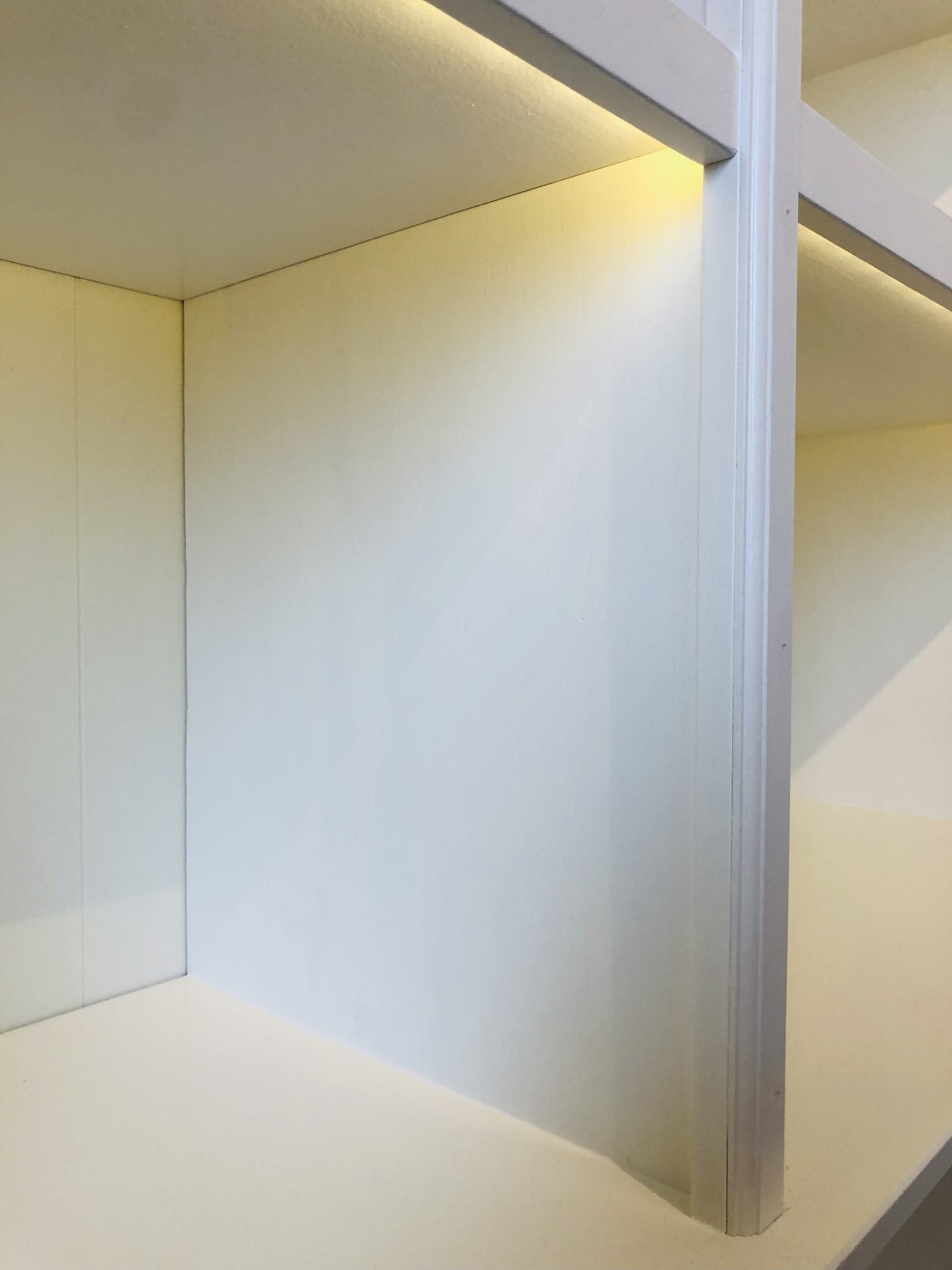 Bokhylle med innebygd lys