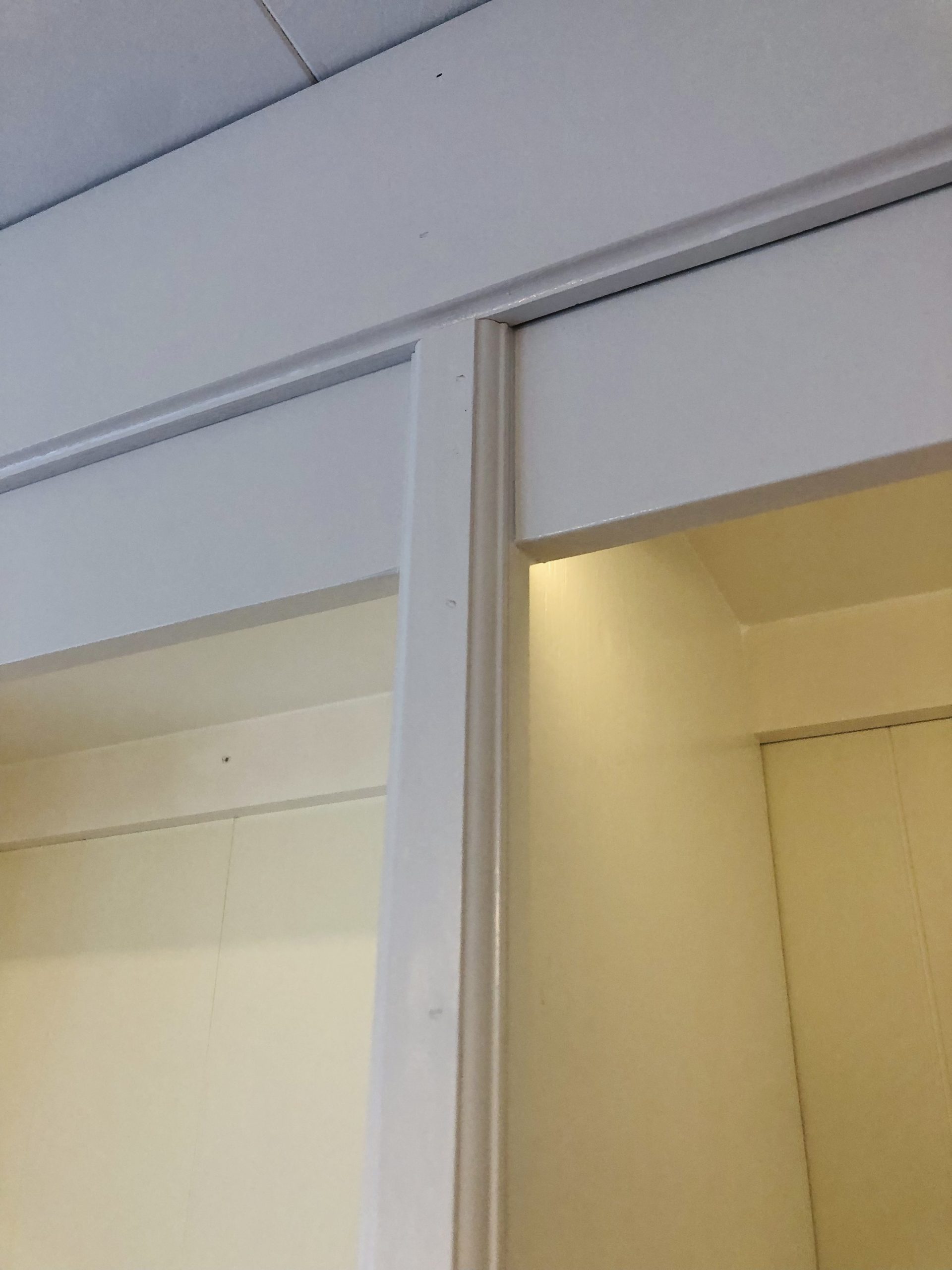 Bokhylle med innebygd lys