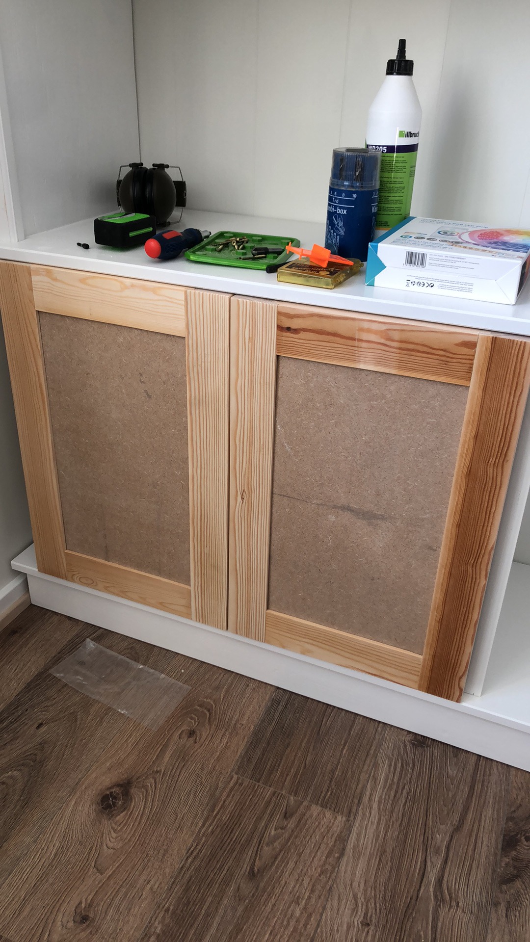 Bokhylle med innebygd lys