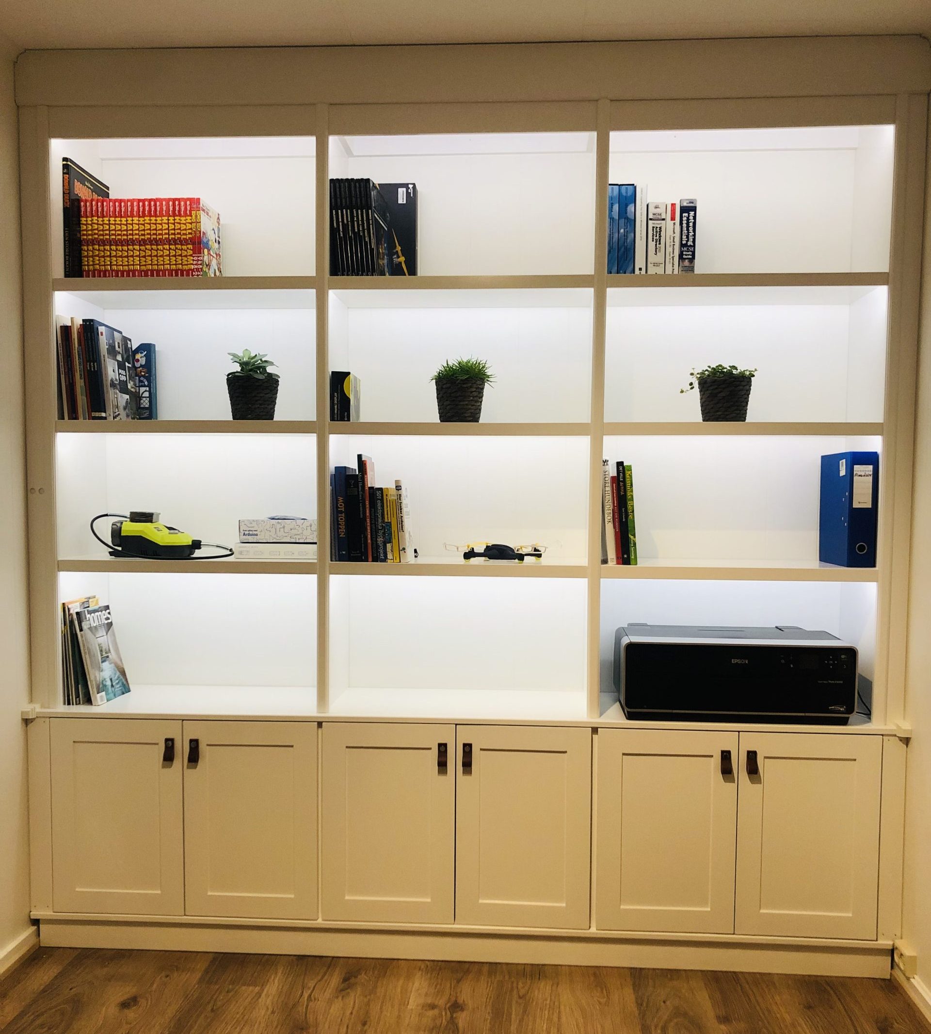 Reol med indbygget lys