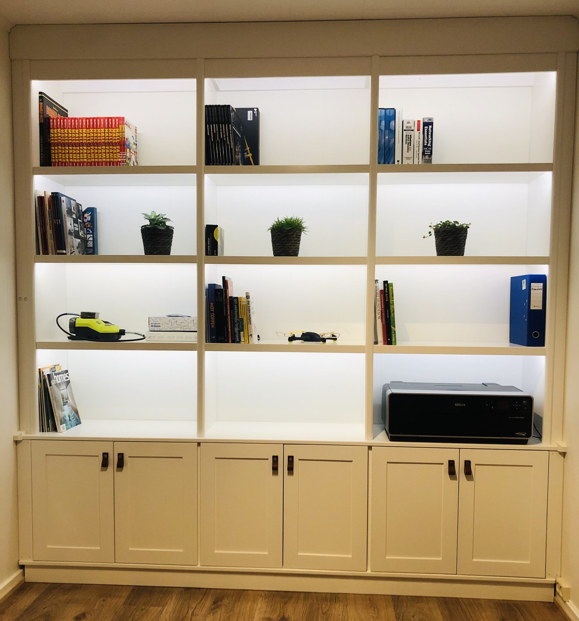 Bokhylle med innebygd lys