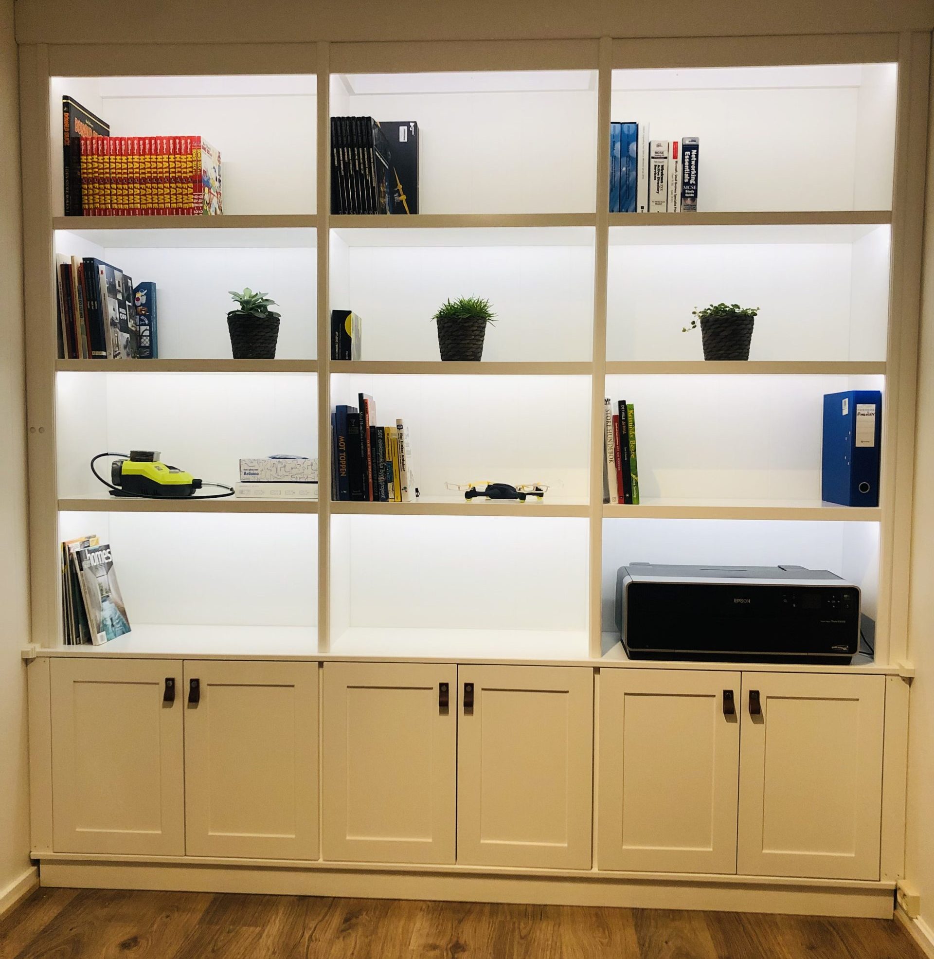 Hylla med inbyggd belysning