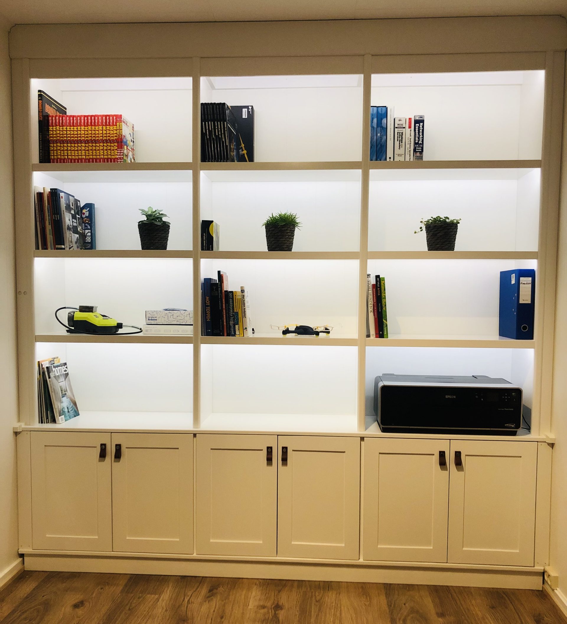 Kirjahylly upotetuilla valoilla