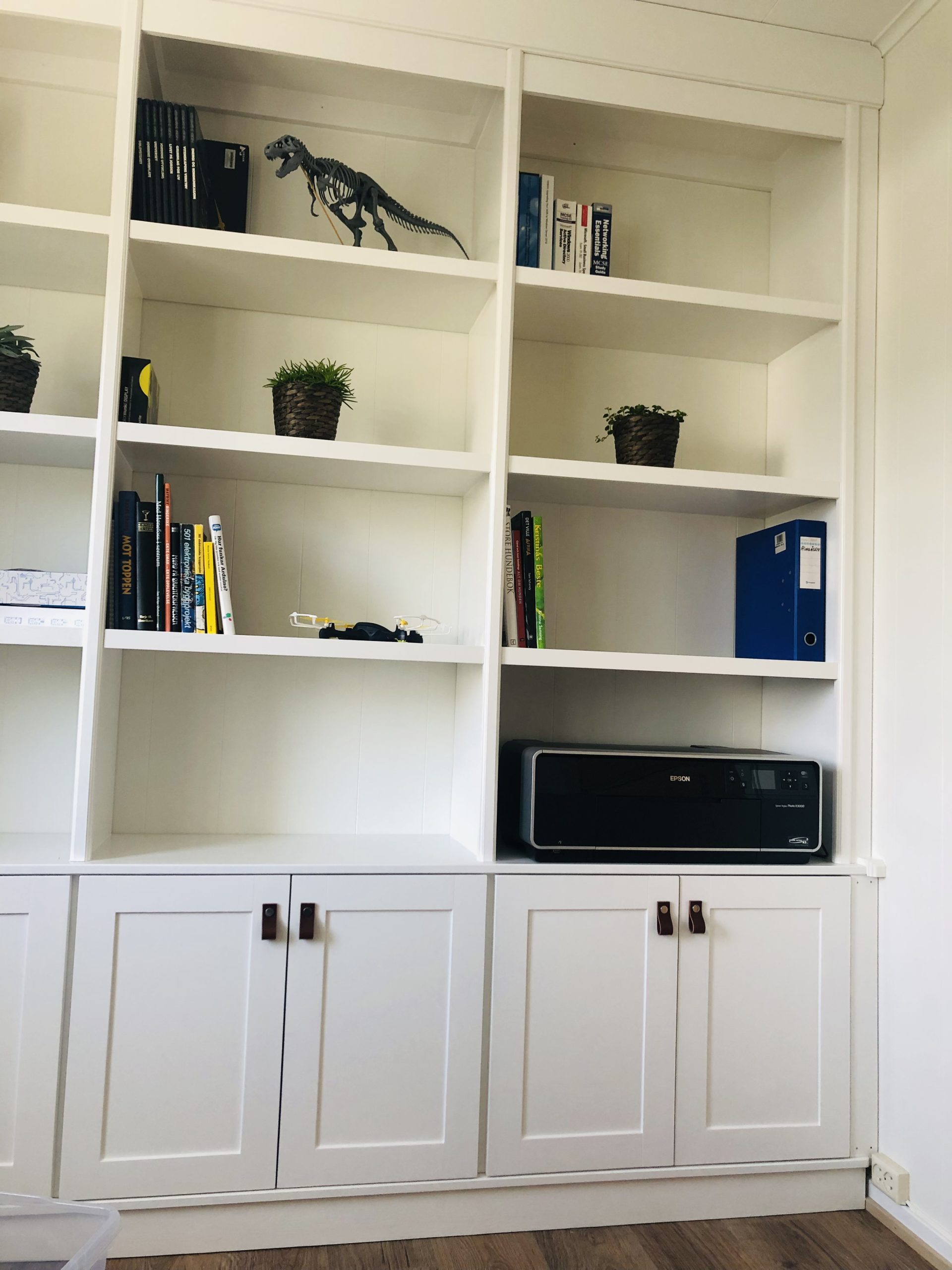 Bokhylle med innebygd lys