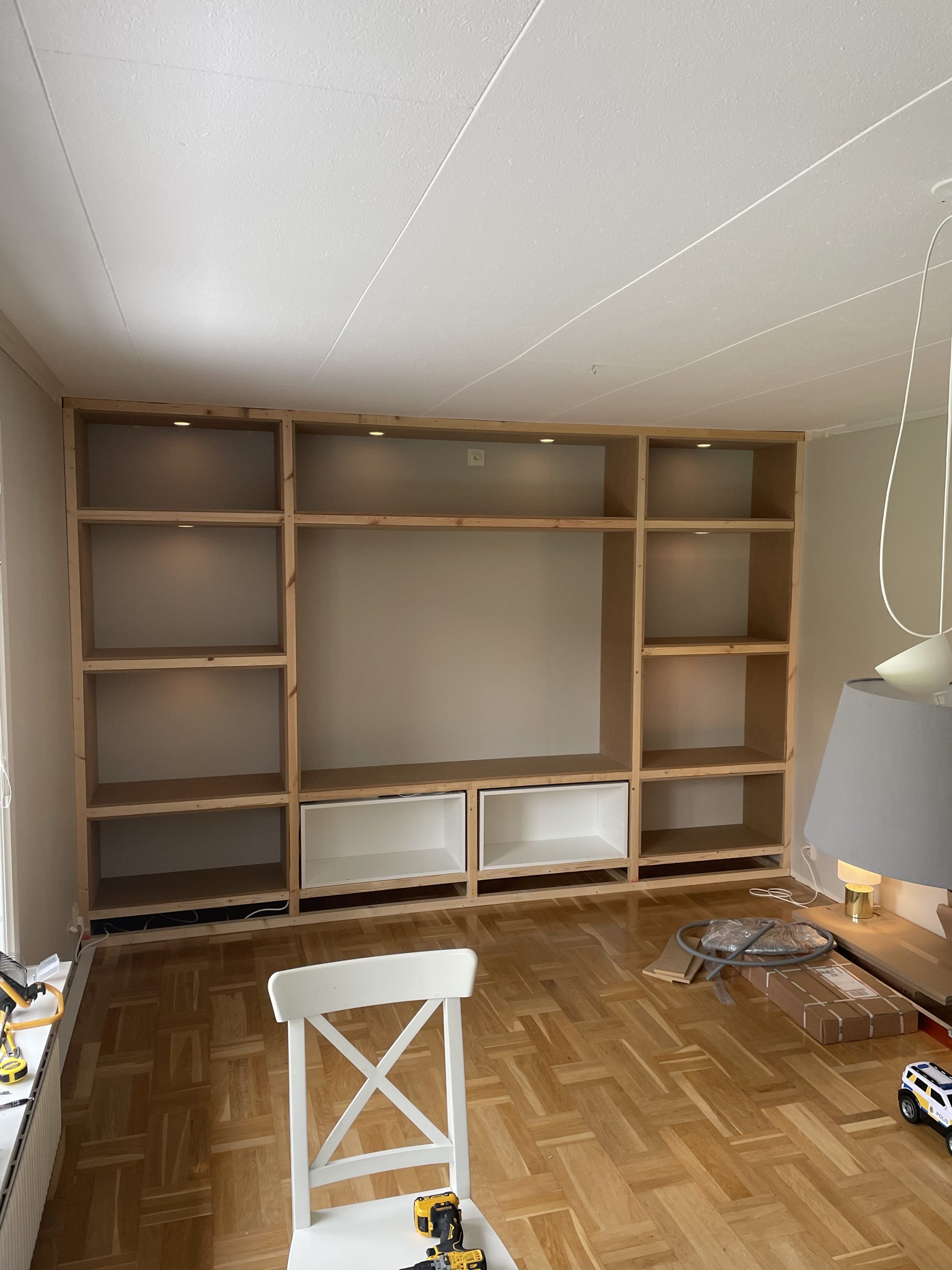 Innebygde hyller med lys