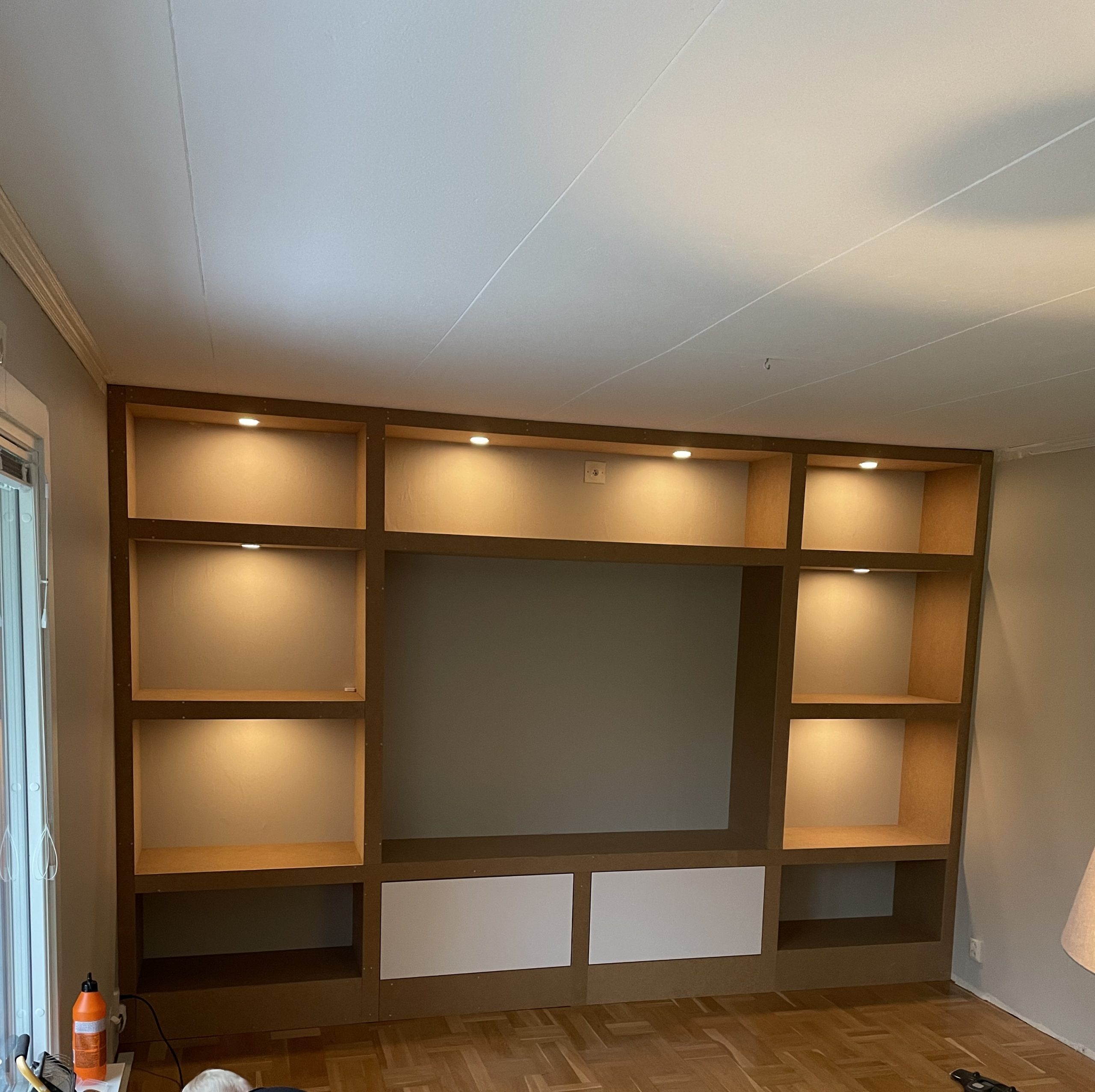 Innebygde hyller med lys
