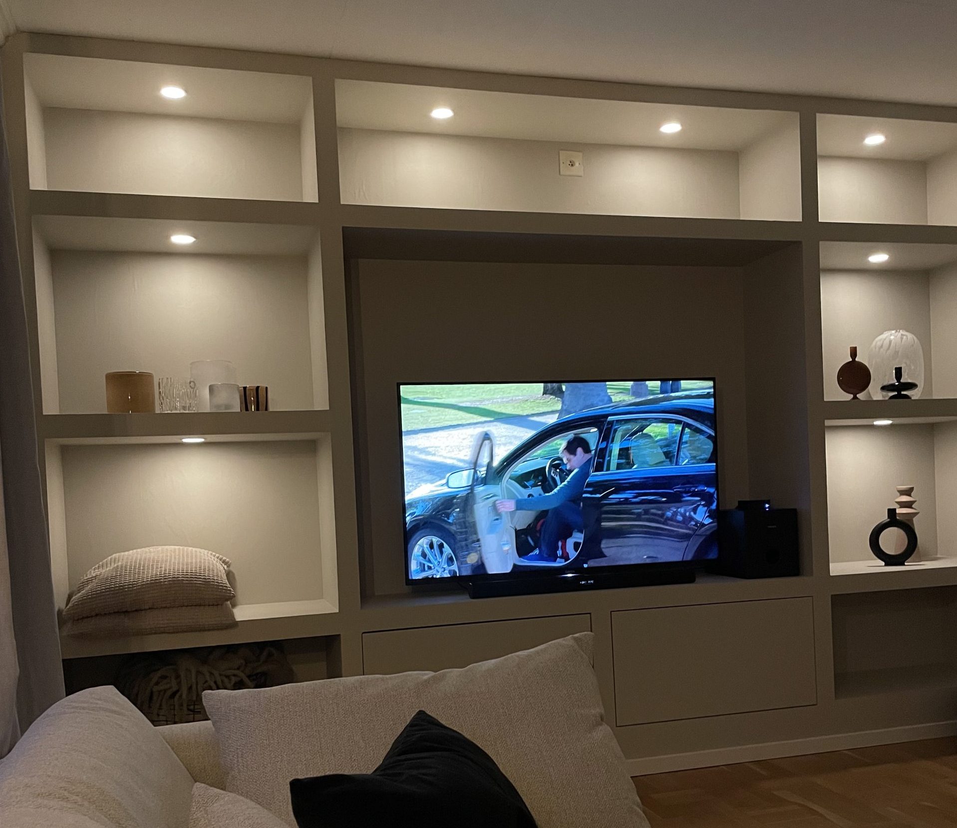 Indbygget reol med lyse