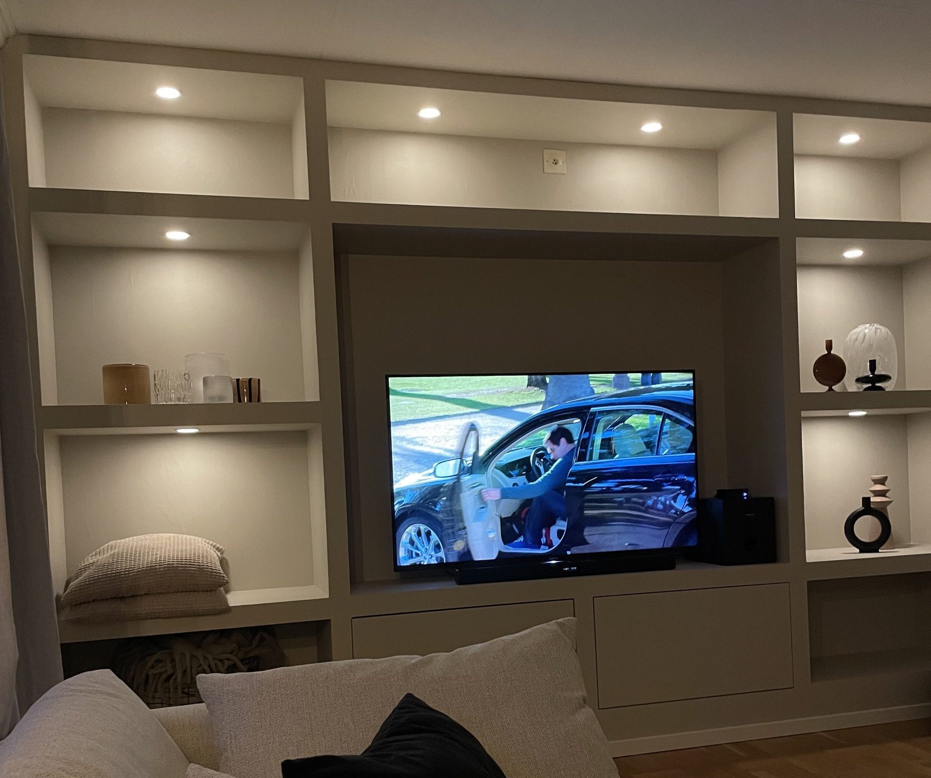 Innebygde hyller med lys