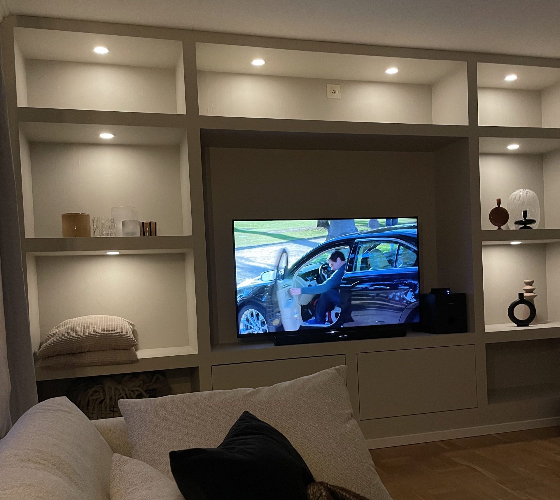 Inbyggd hylla med belysning