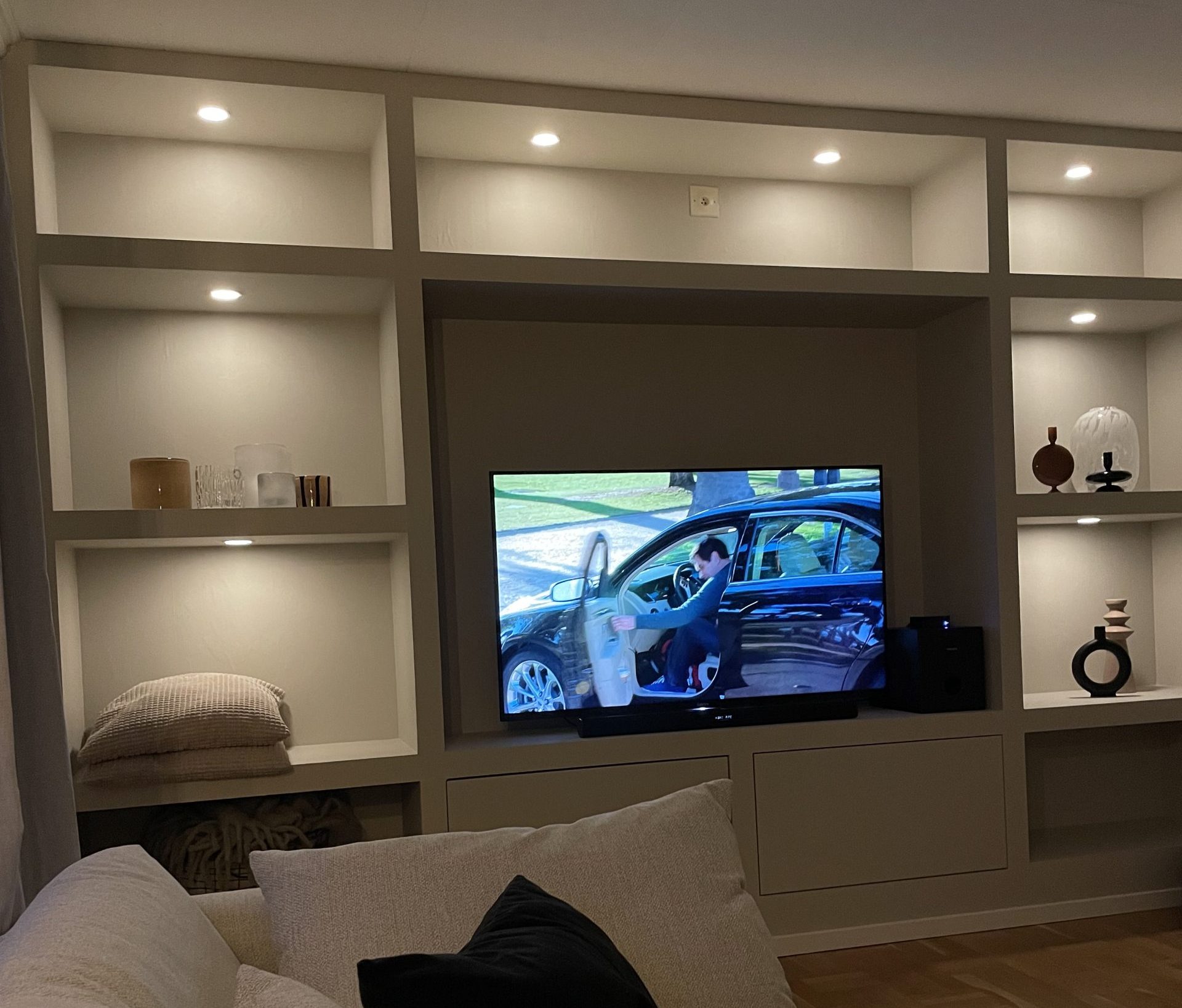 Kiinteä kirjahylly valoilla