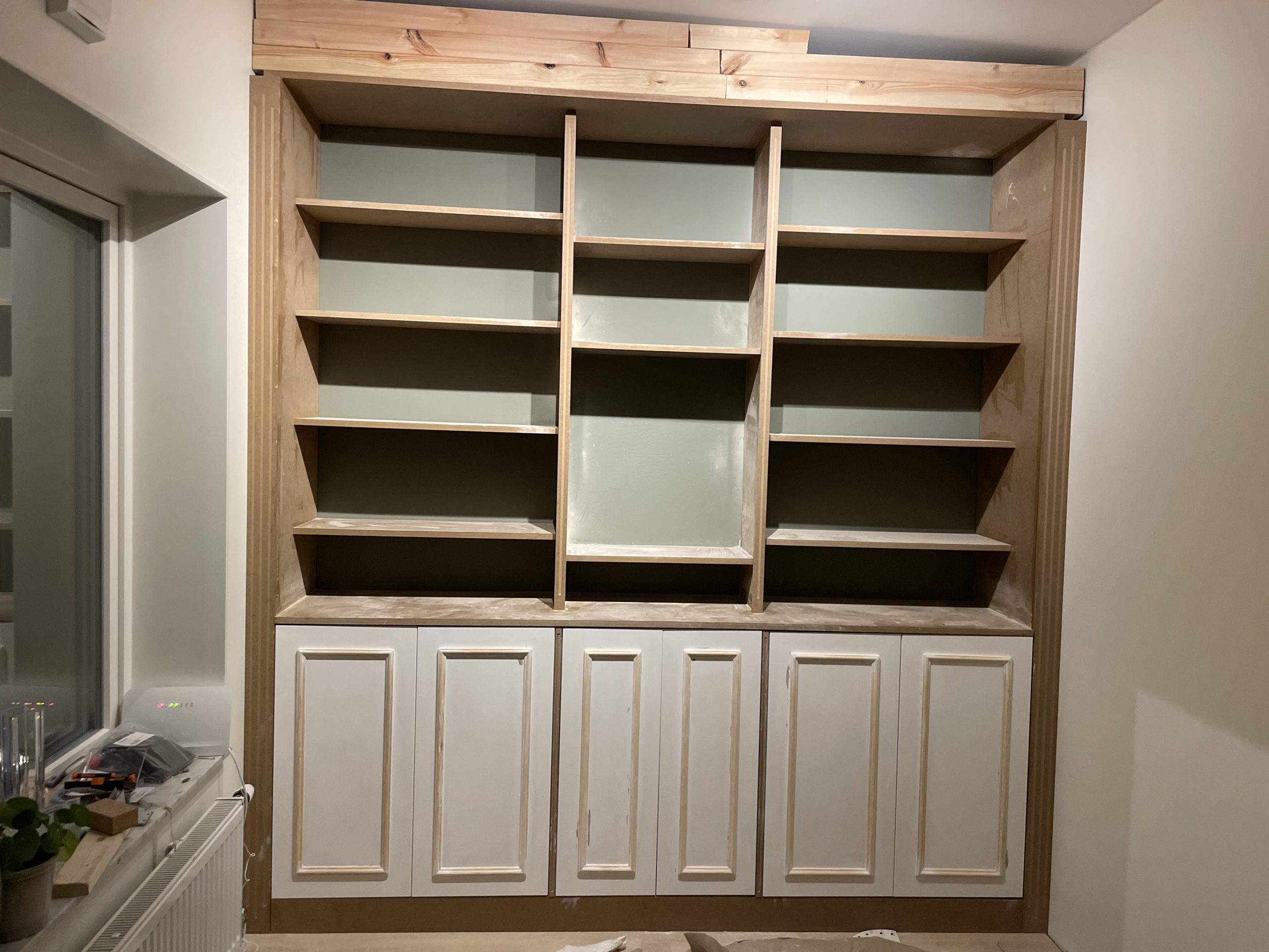 Skreddersydd hylle av Ikea-elementer