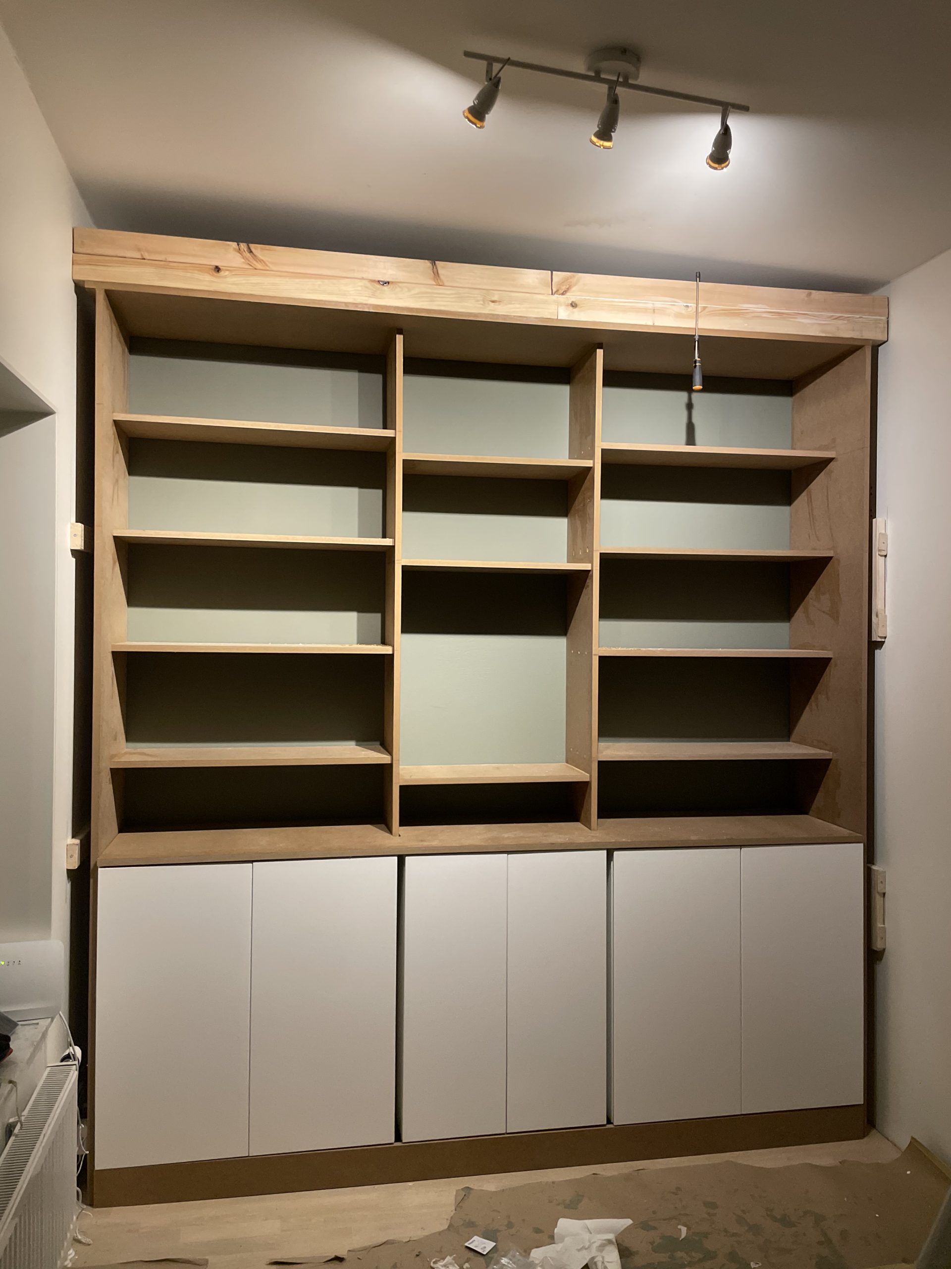 Skreddersydd hylle av Ikea-elementer