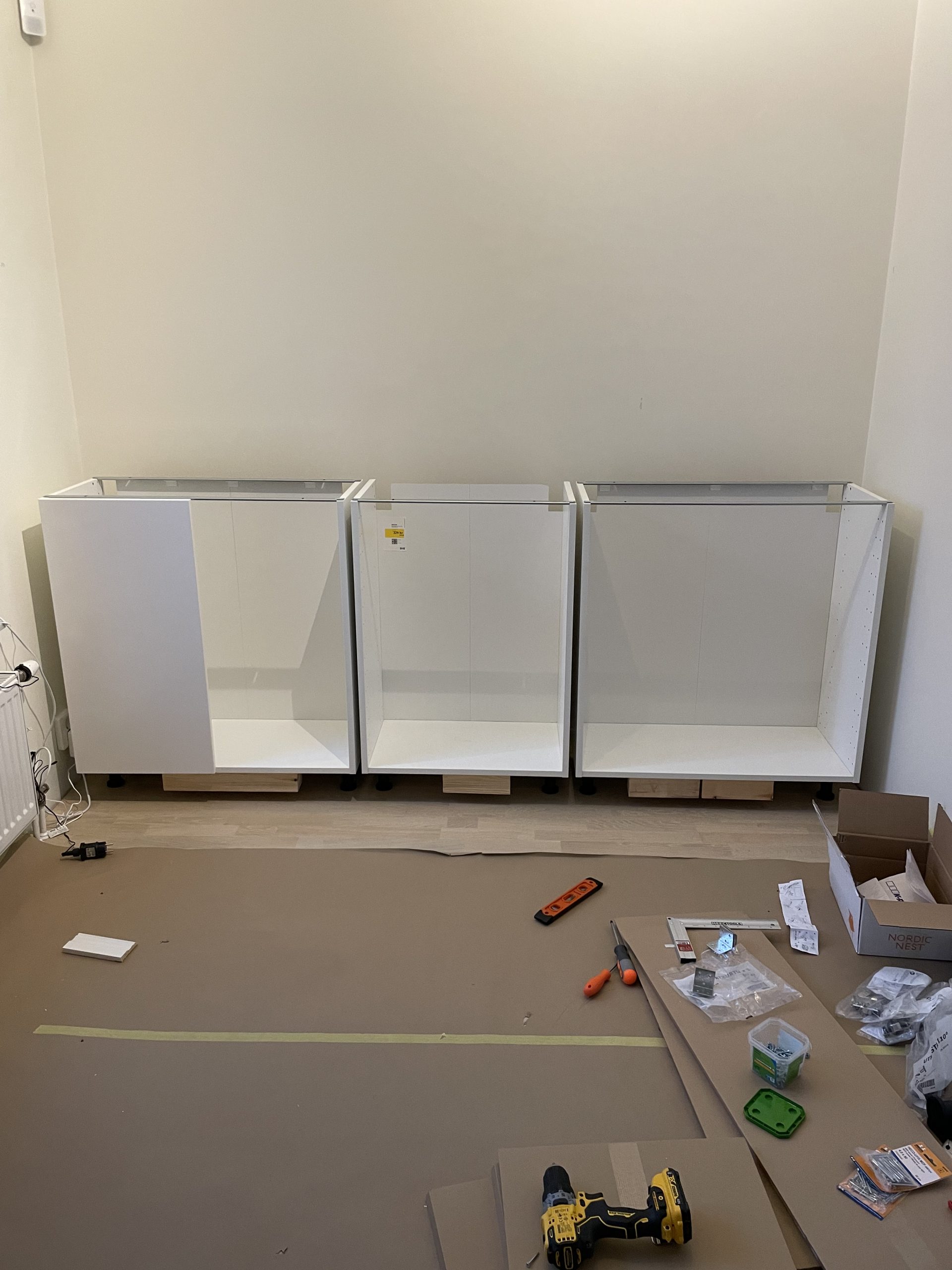 Skreddersydd hylle av Ikea-elementer