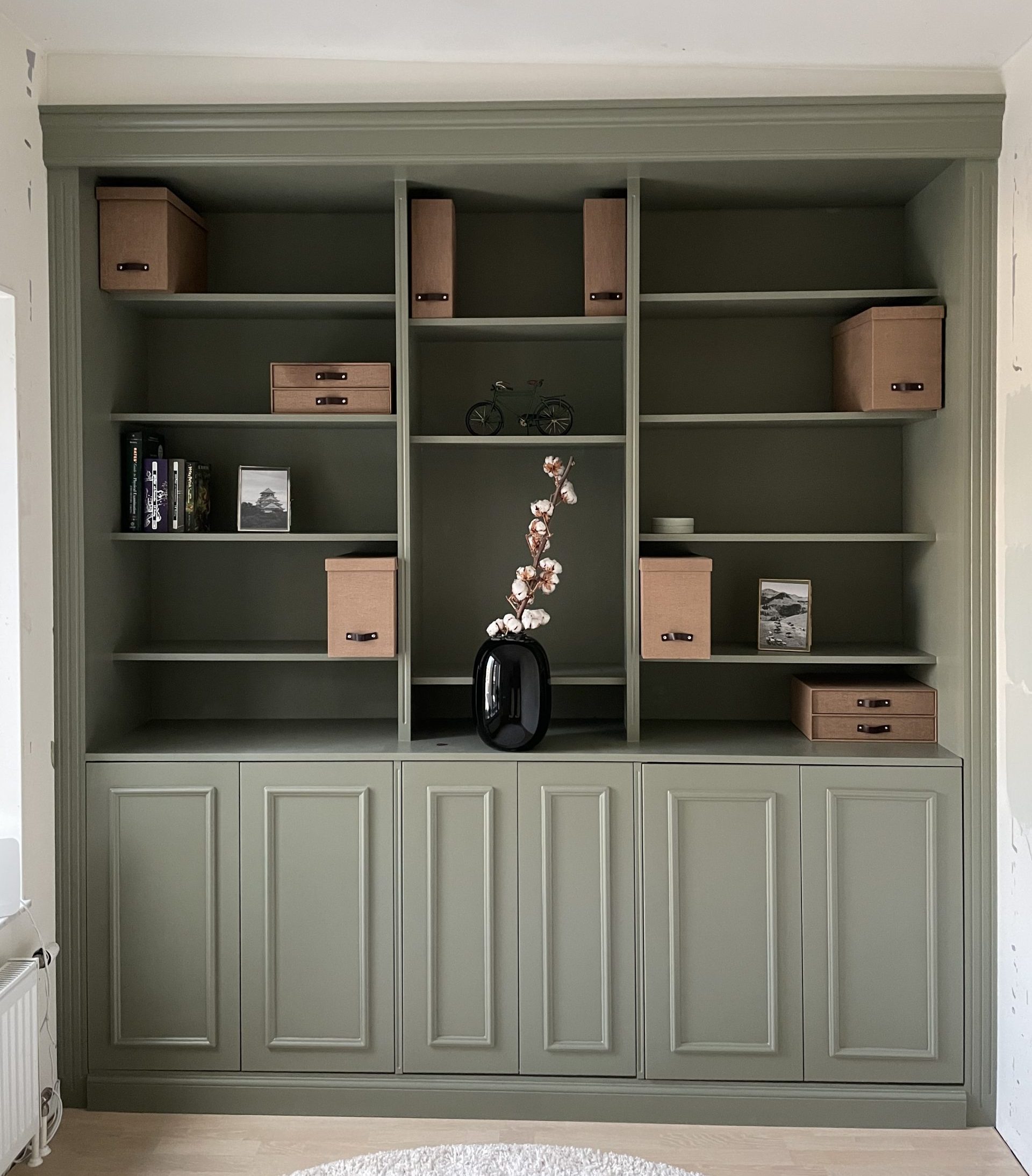 Platsbyggd hylla med Ikea-moduler