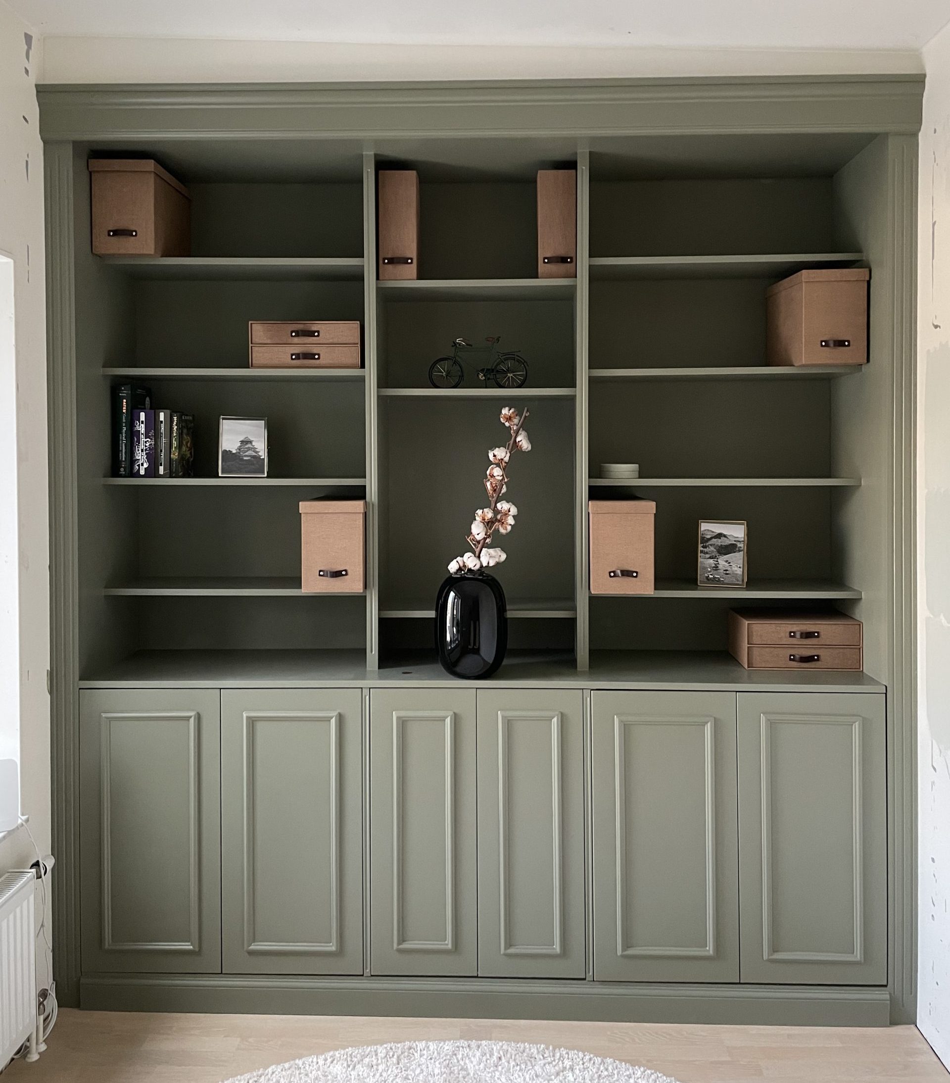 Mittojen mukaan tehty hylly Ikea-kalusteista