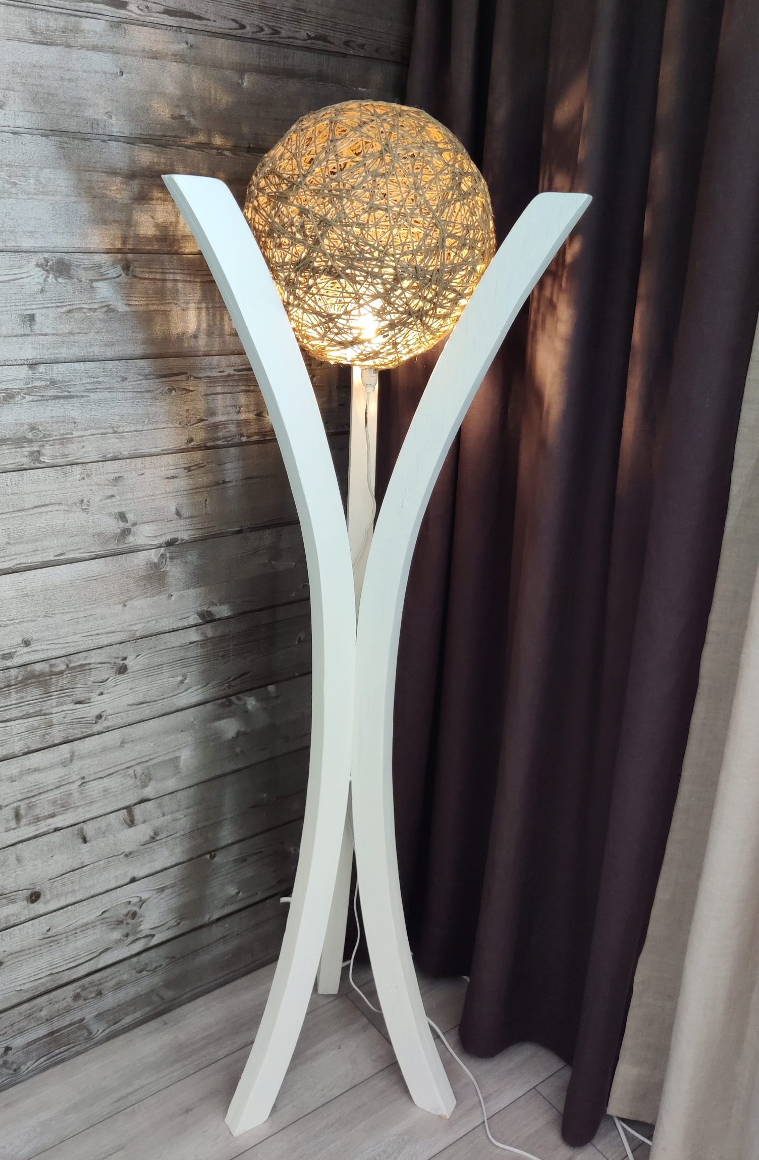 Gulvlampe med formstøpt skjerm av jutegarn