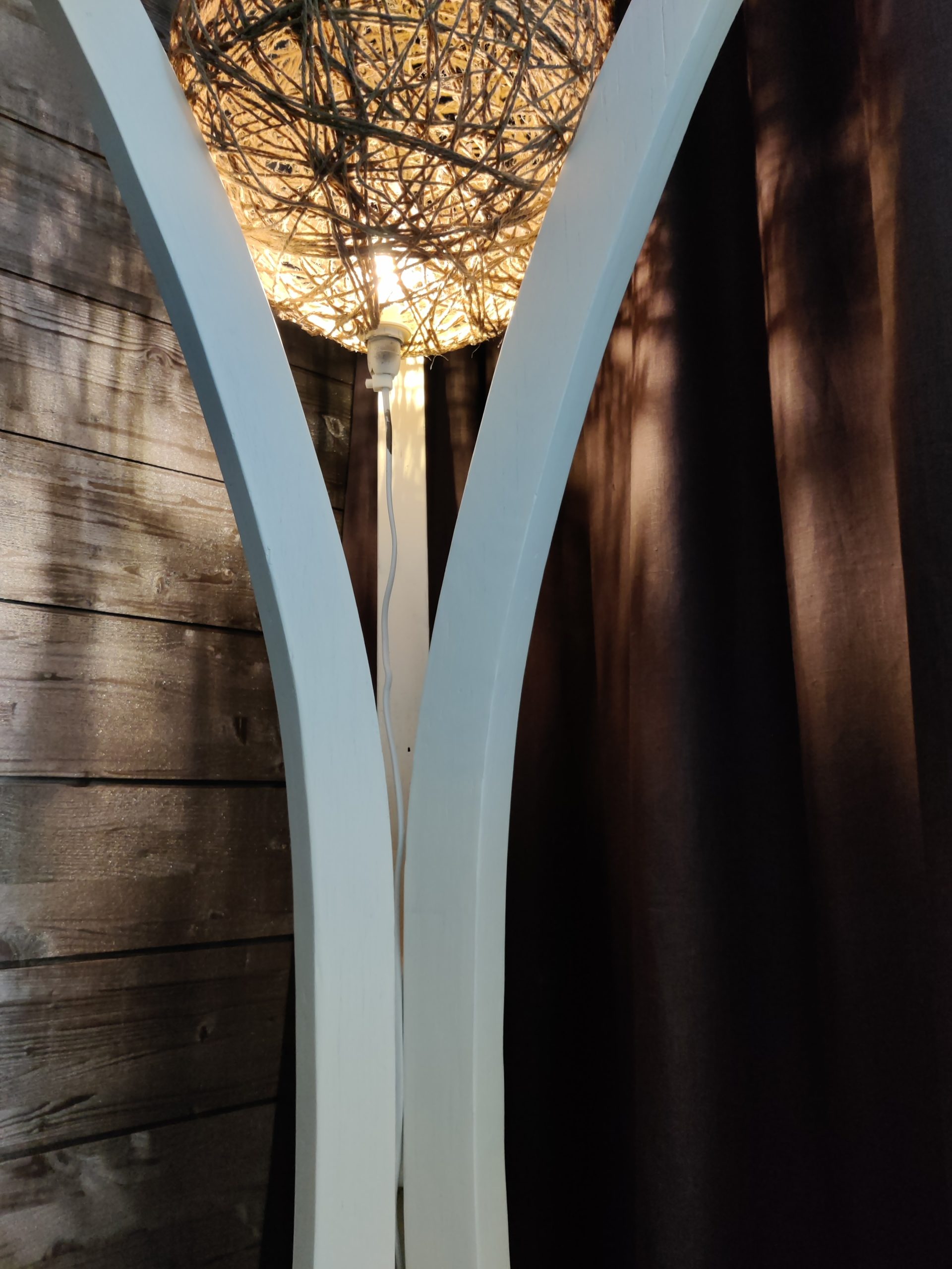 Gulvlampe med skærm af støbt jutegarn