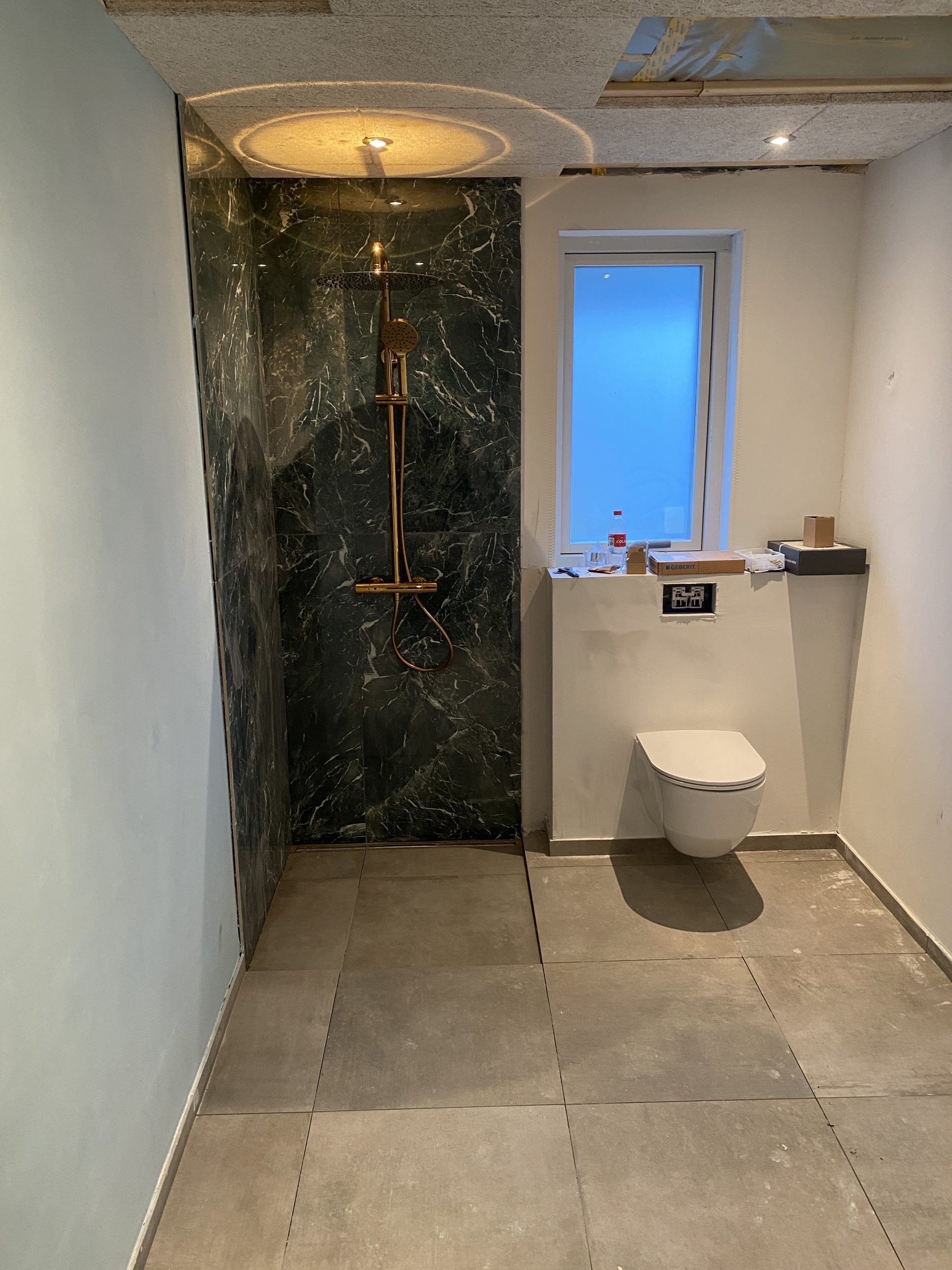 Kylpyhuone akustiikkalevyillä