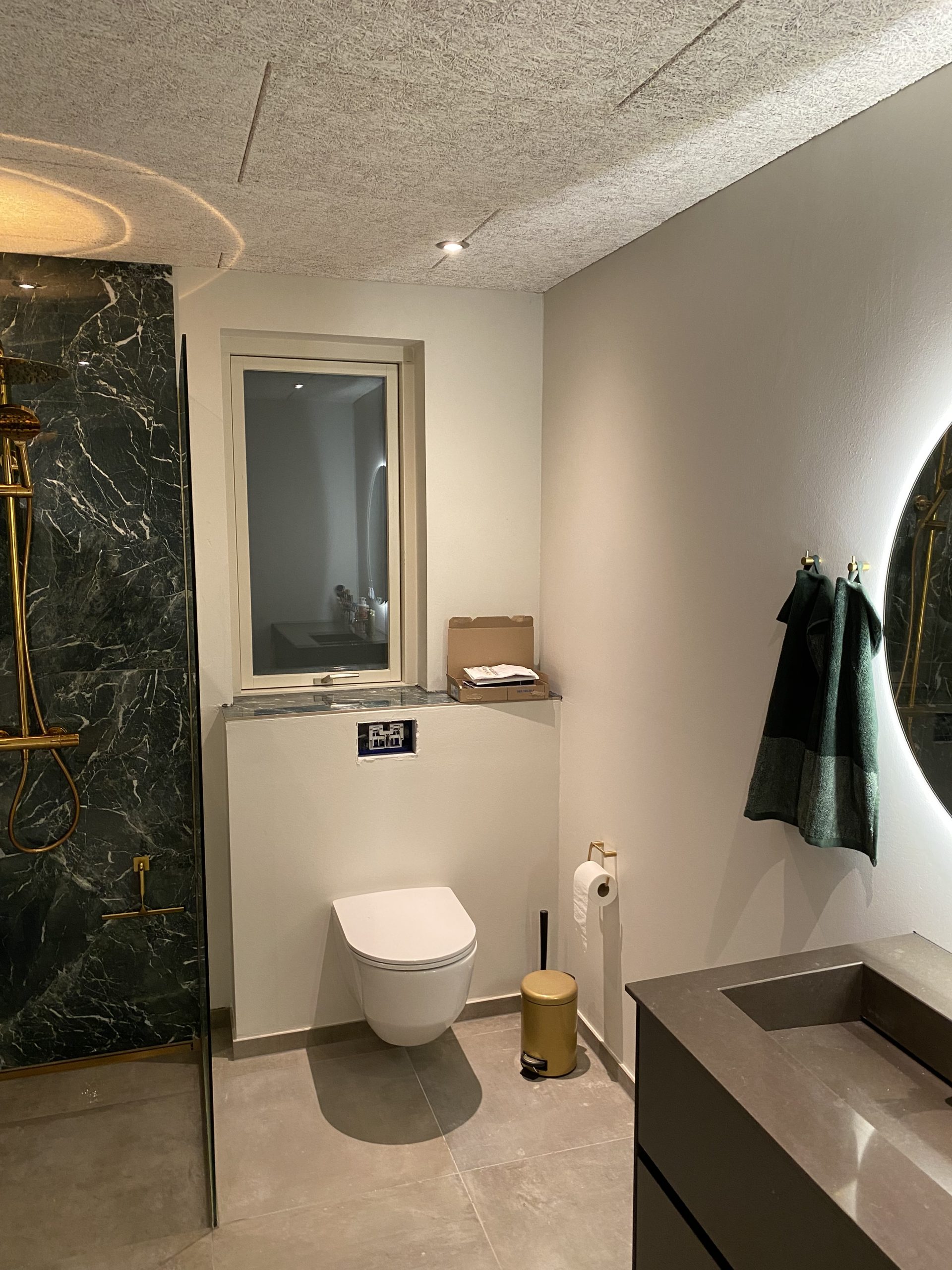 Kylpyhuone akustiikkalevyillä