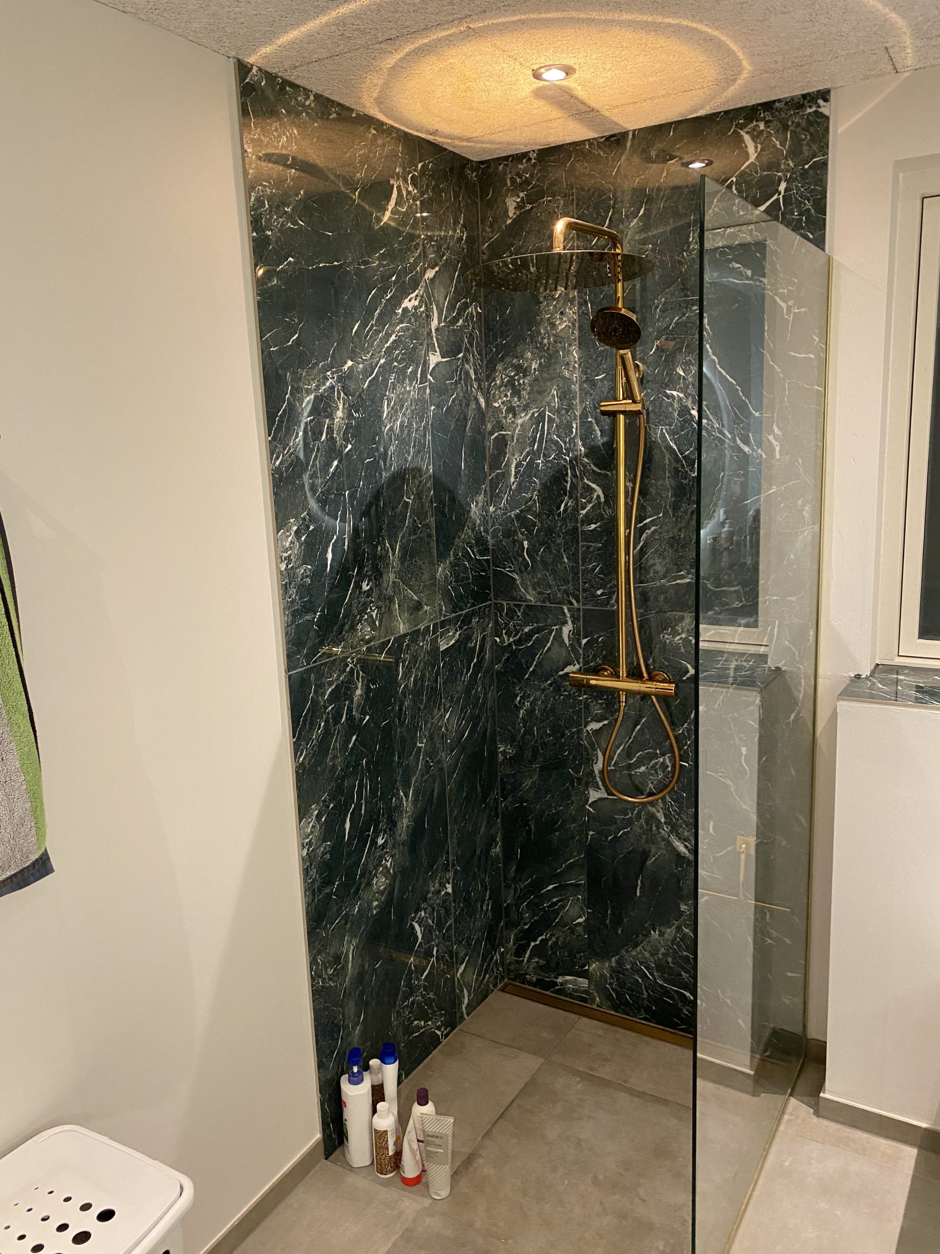 Kylpyhuone akustiikkalevyillä