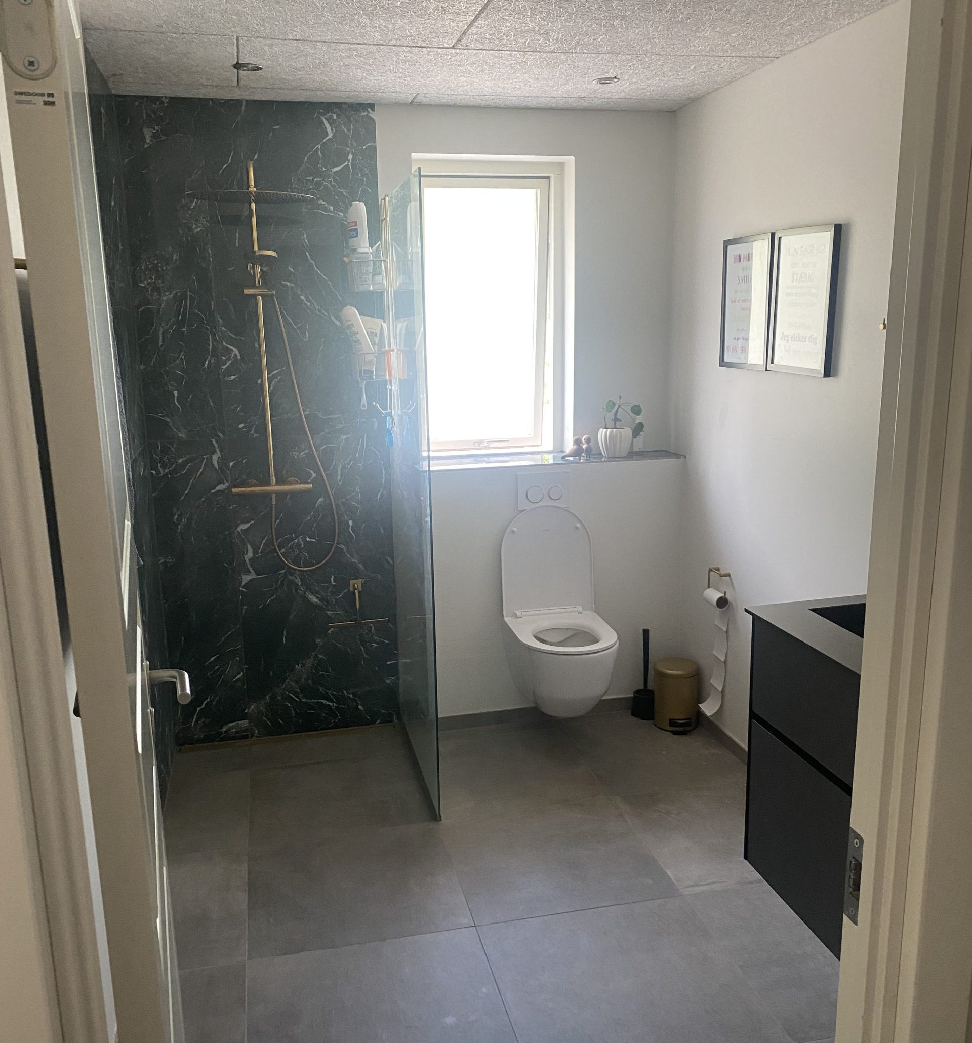 Badeværelse med Troldtekt loft