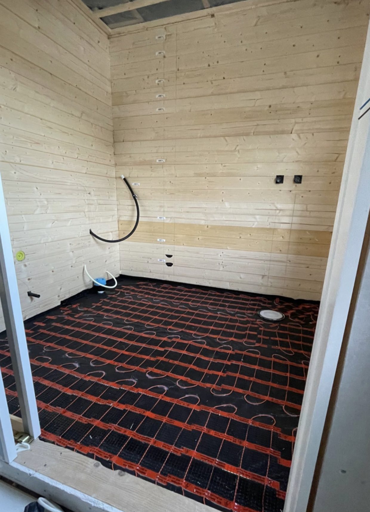 Uusi kylpyhuone mikrosementillä