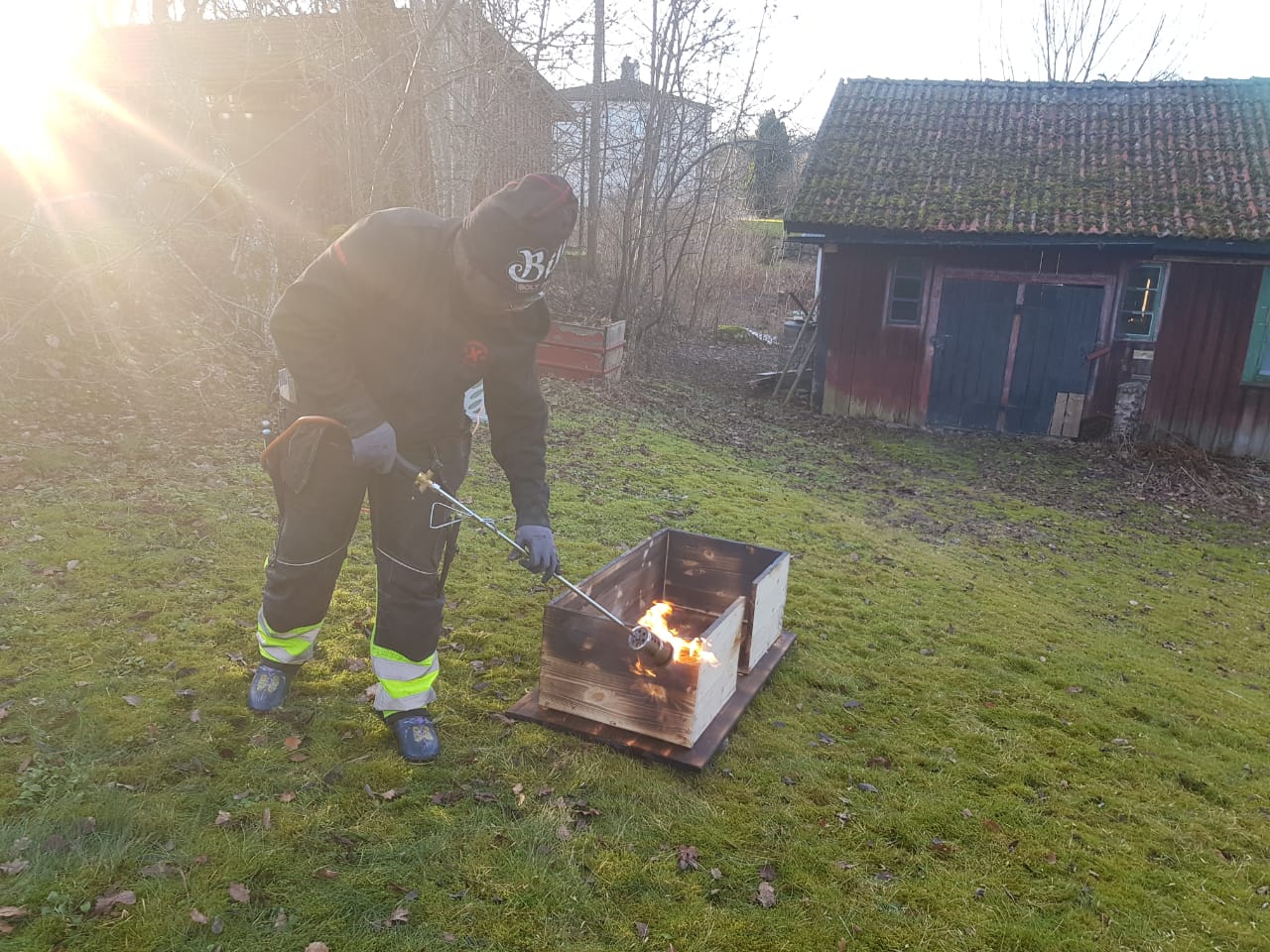 Kylpyhuoneen kalusteet poltetusta puusta