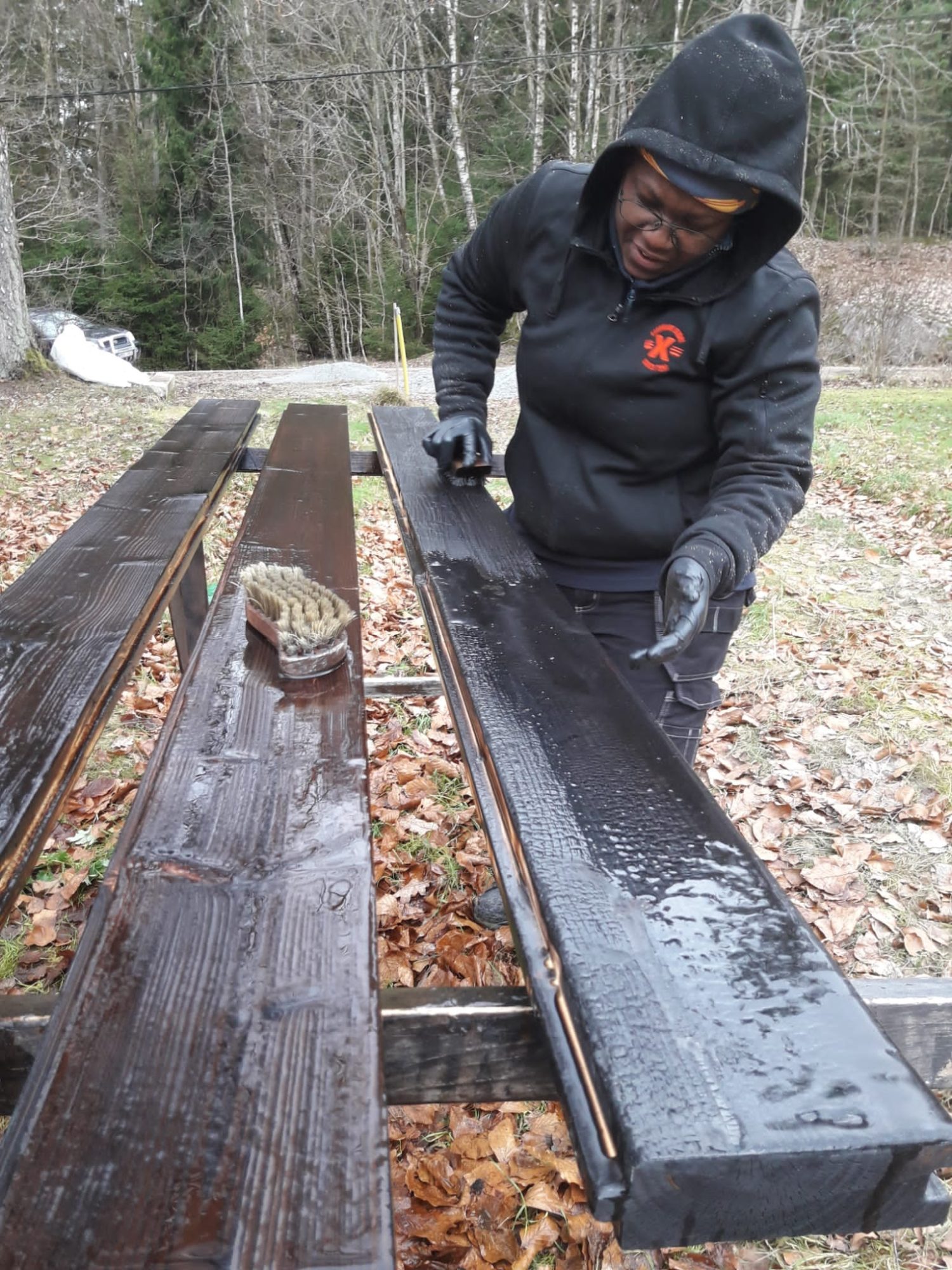Kylpyhuoneen kalusteet poltetusta puusta