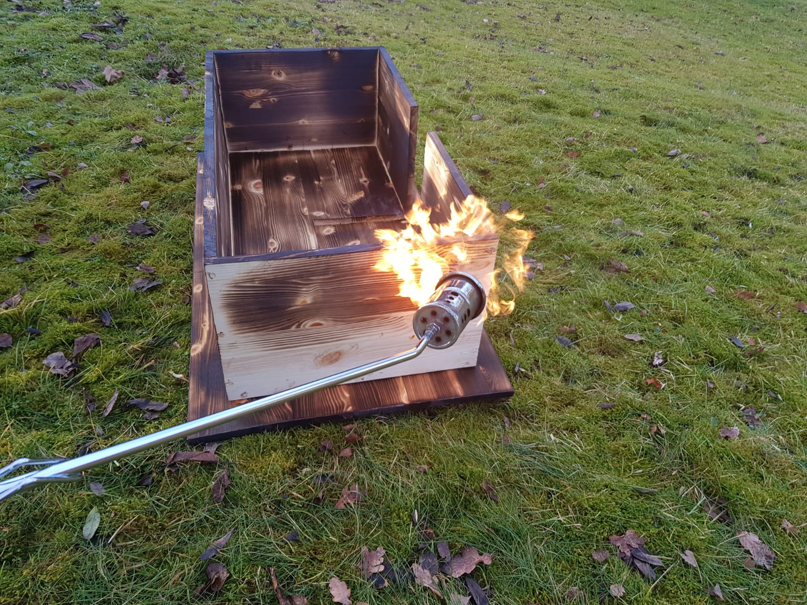 Kylpyhuoneen kalusteet poltetusta puusta