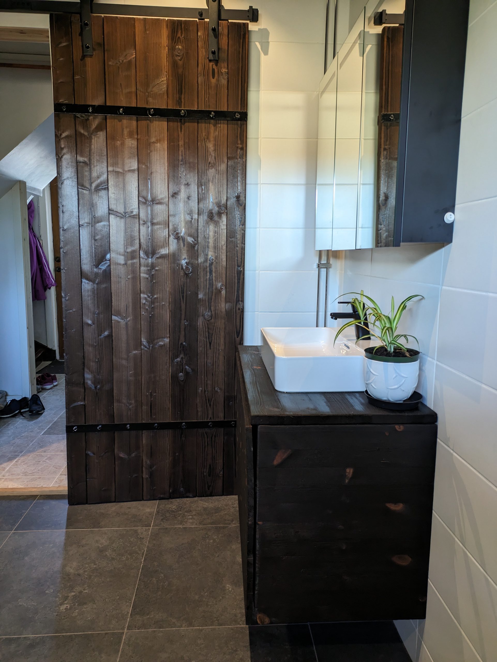 Kylpyhuoneen kalusteet poltetusta puusta