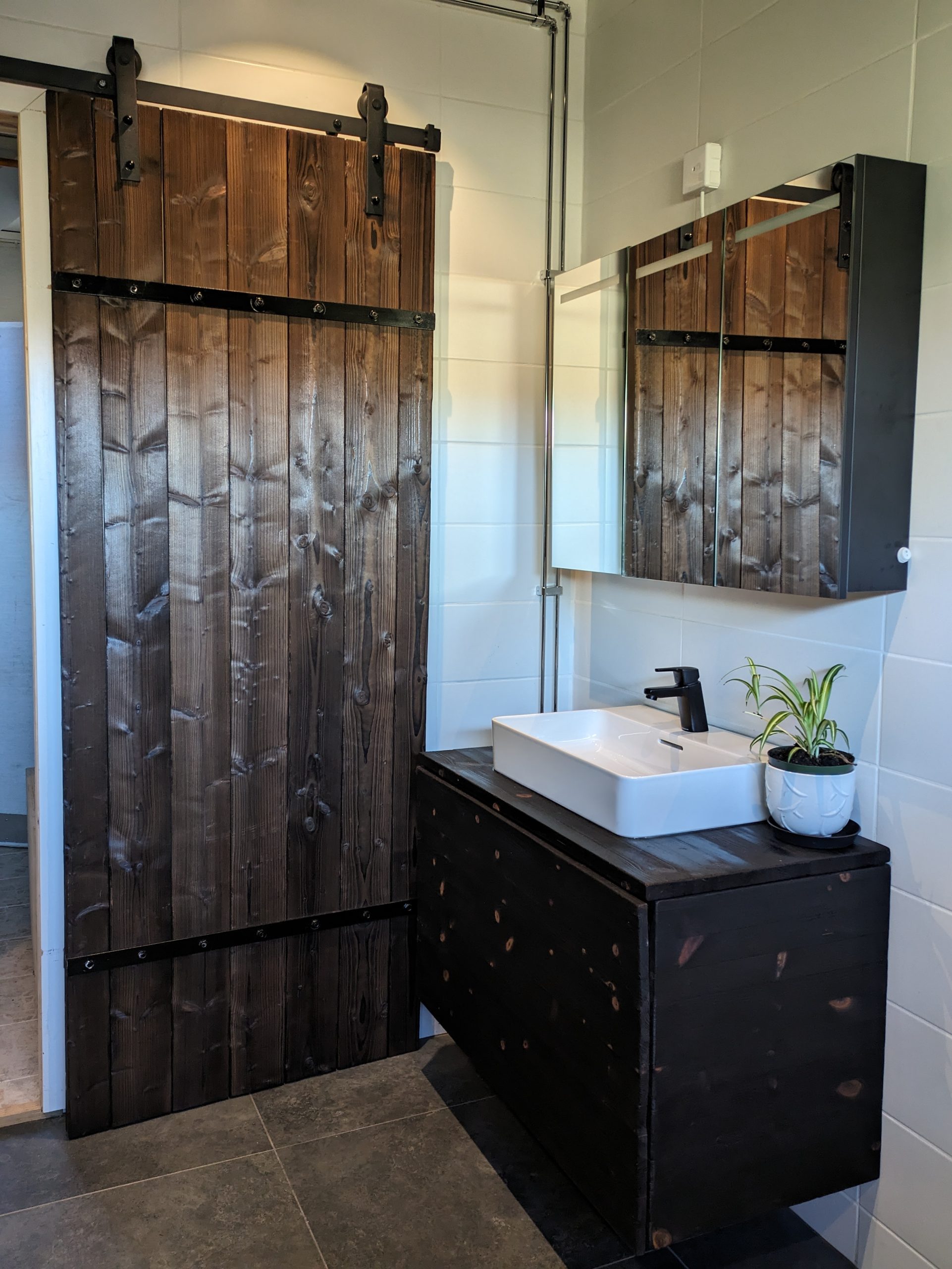 Kylpyhuoneen kalusteet poltetusta puusta