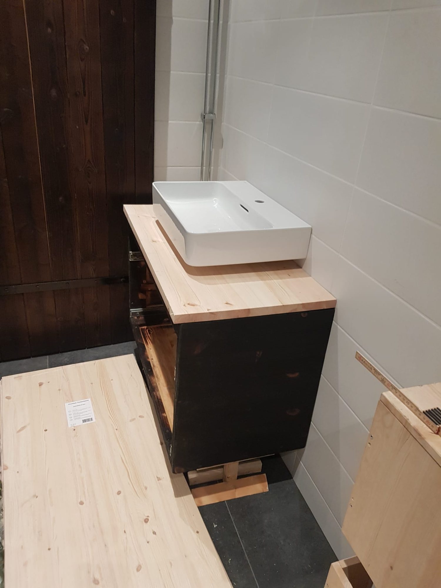 Kylpyhuoneen kalusteet poltetusta puusta