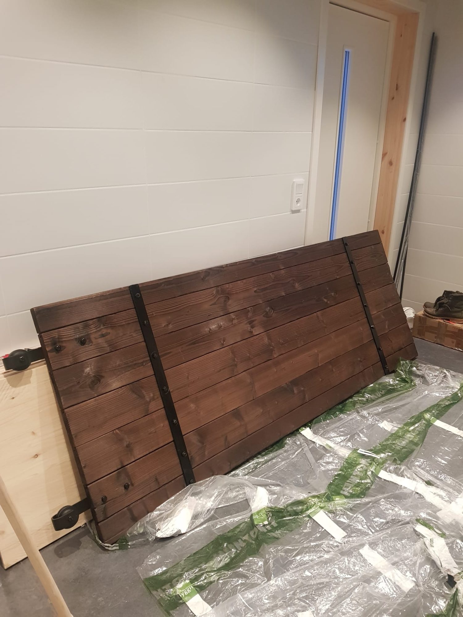 Kylpyhuoneen kalusteet poltetusta puusta