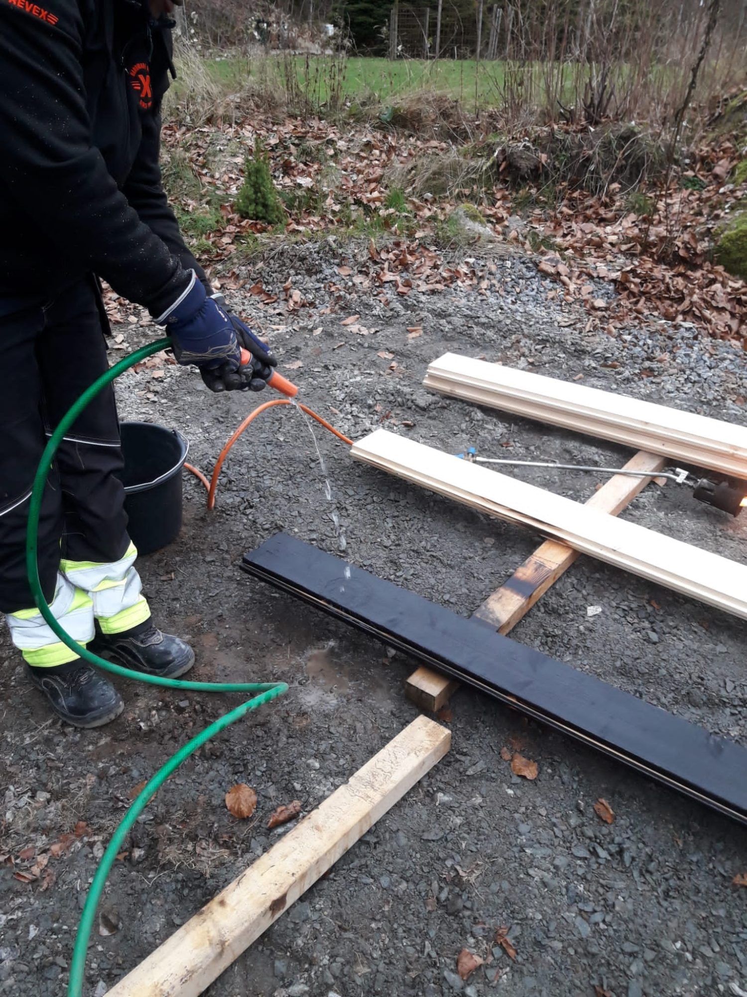 Kylpyhuoneen kalusteet poltetusta puusta