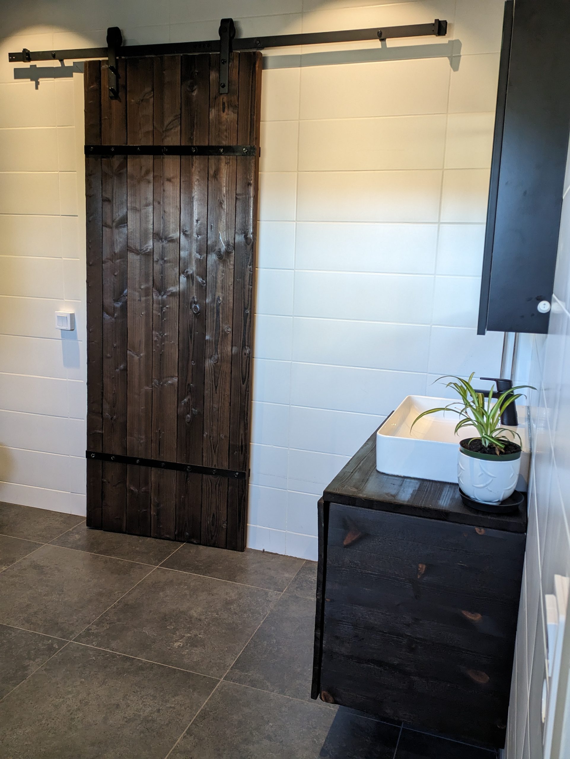 Kylpyhuoneen kalusteet poltetusta puusta