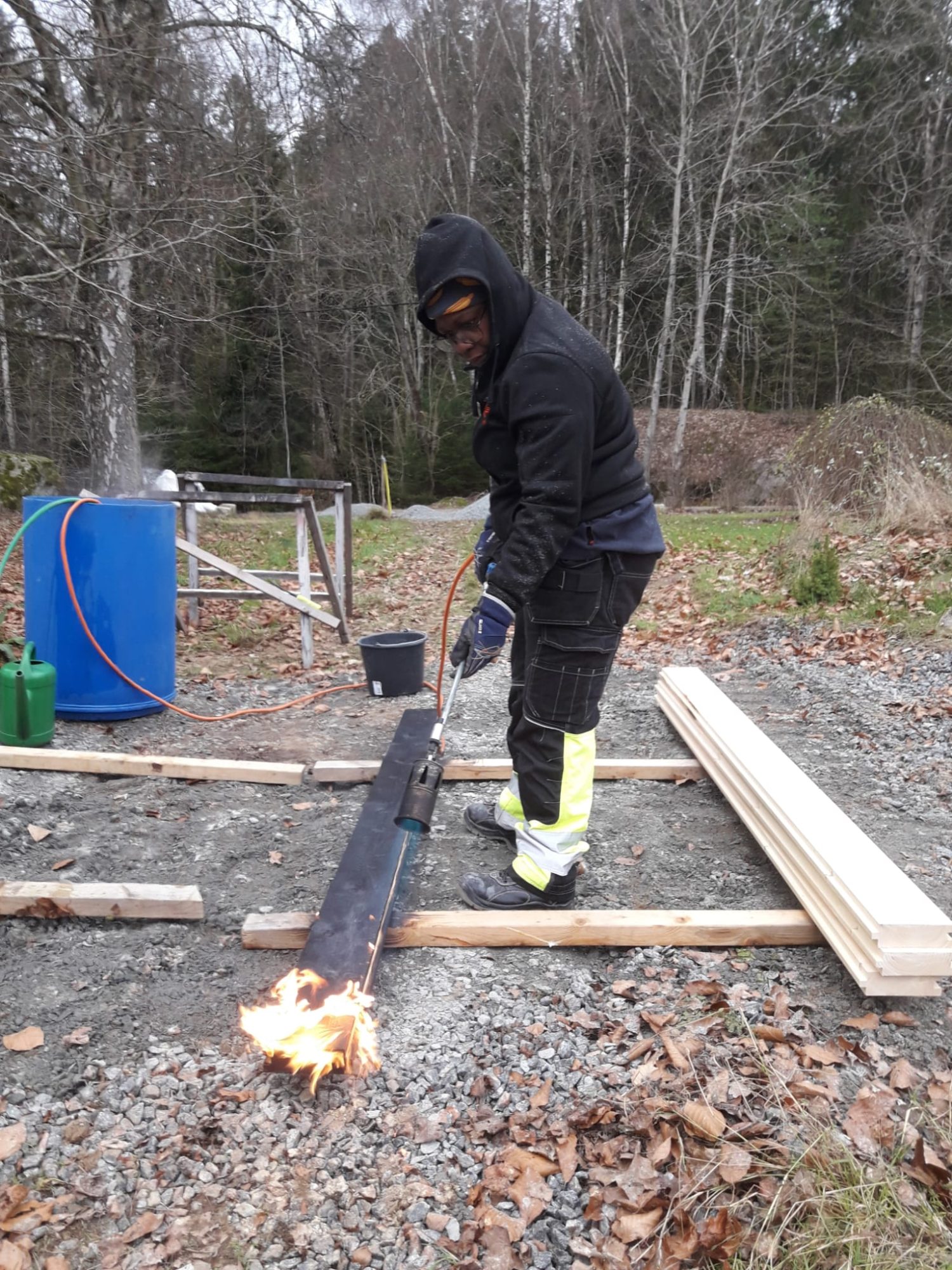 Kylpyhuoneen kalusteet poltetusta puusta