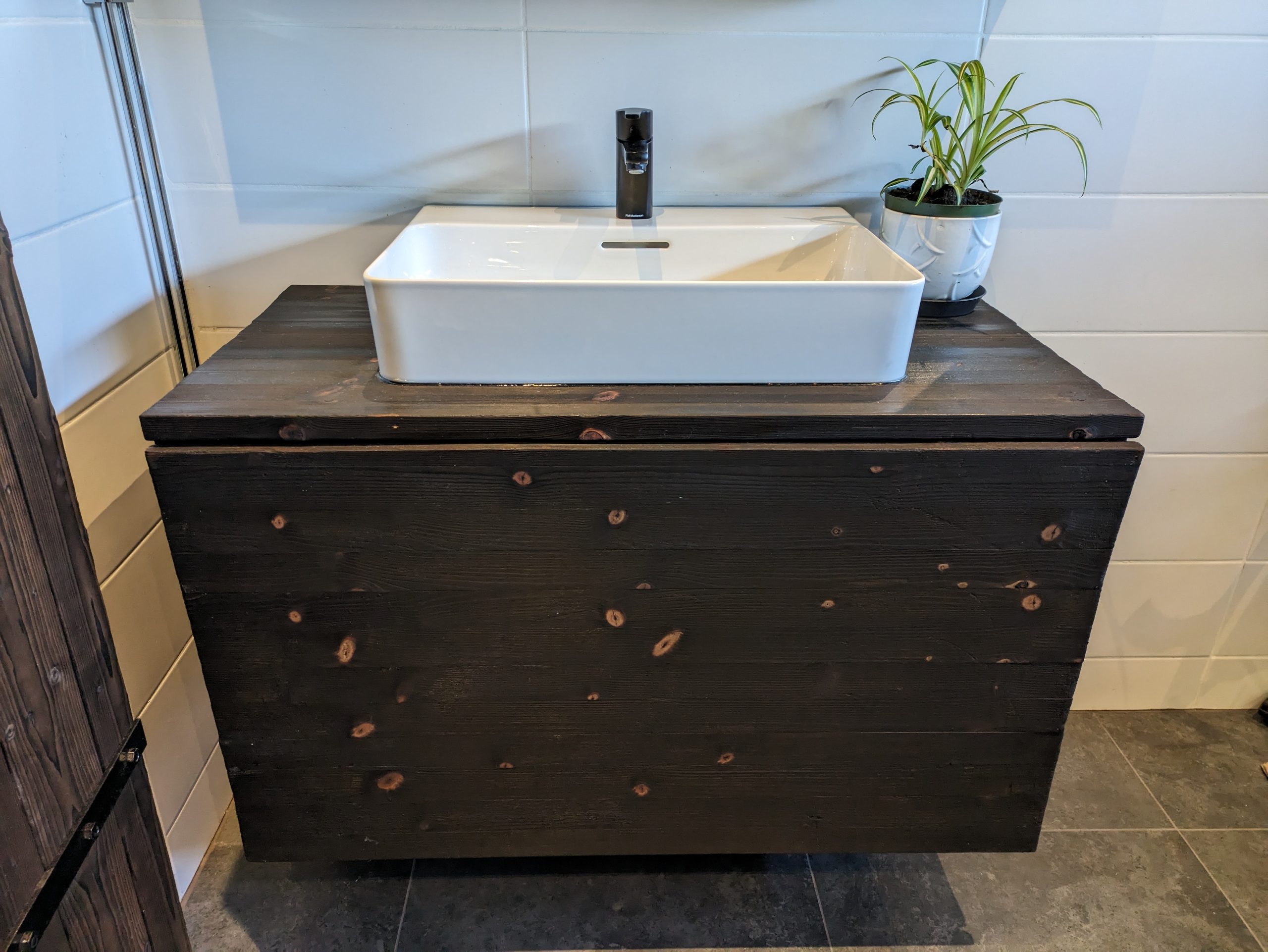 Kylpyhuoneen kalusteet poltetusta puusta