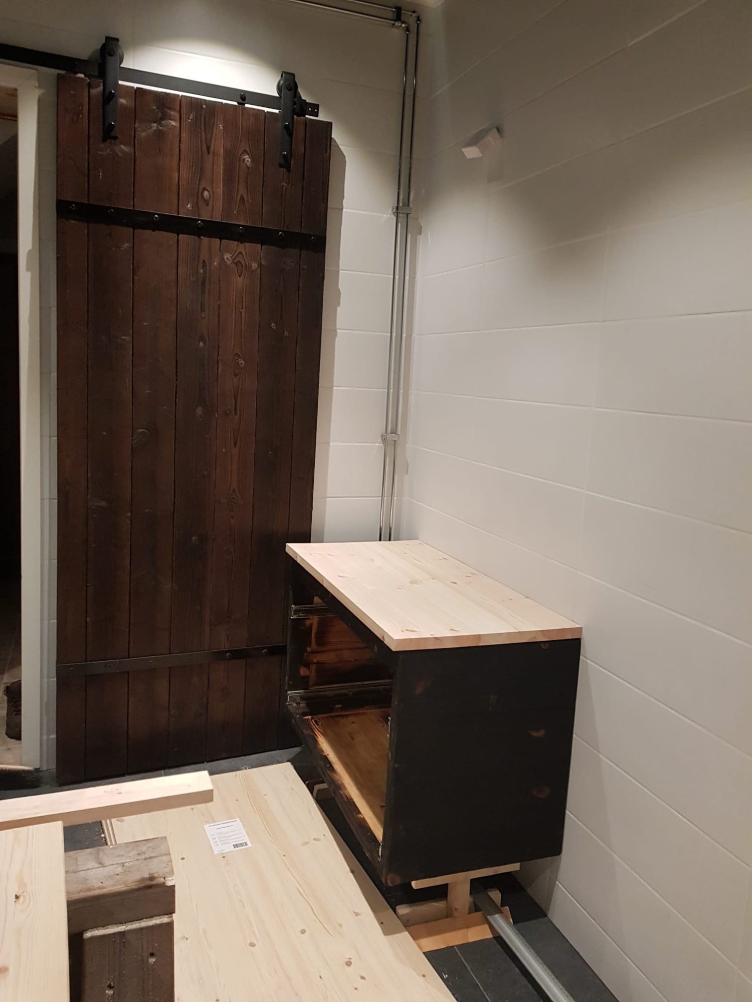 Kylpyhuoneen kalusteet poltetusta puusta